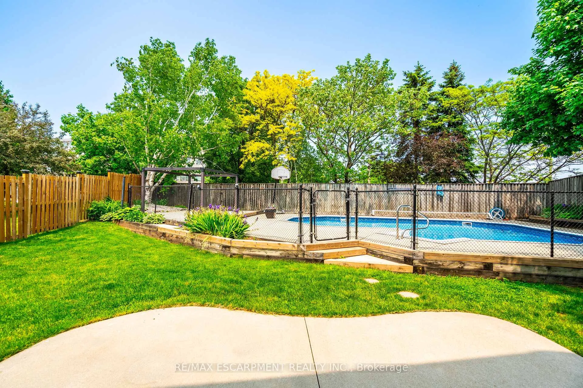 Photo 33 of 11 Pecan Court, Hamilton, Stoney Creek — HOMEH