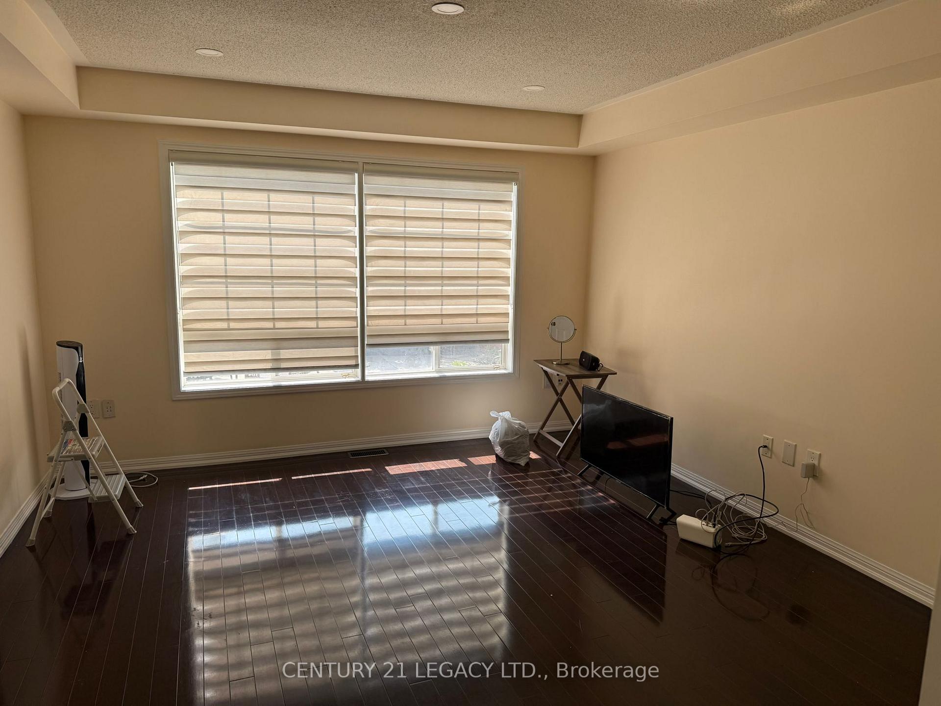 Photo 4 of 190 Owlridge Drive, Brampton, Credit Valley — HOMEH