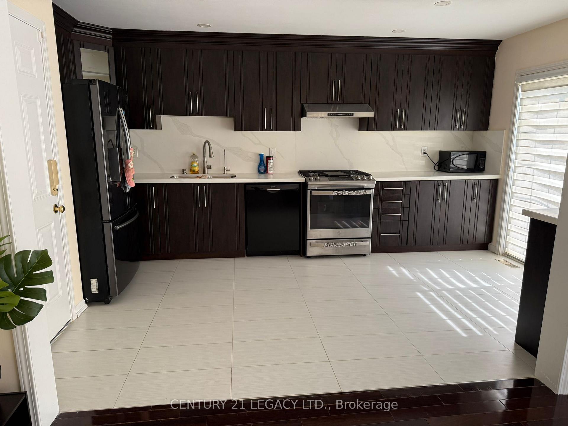 Photo 5 of 190 Owlridge Drive, Brampton, Credit Valley — HOMEH
