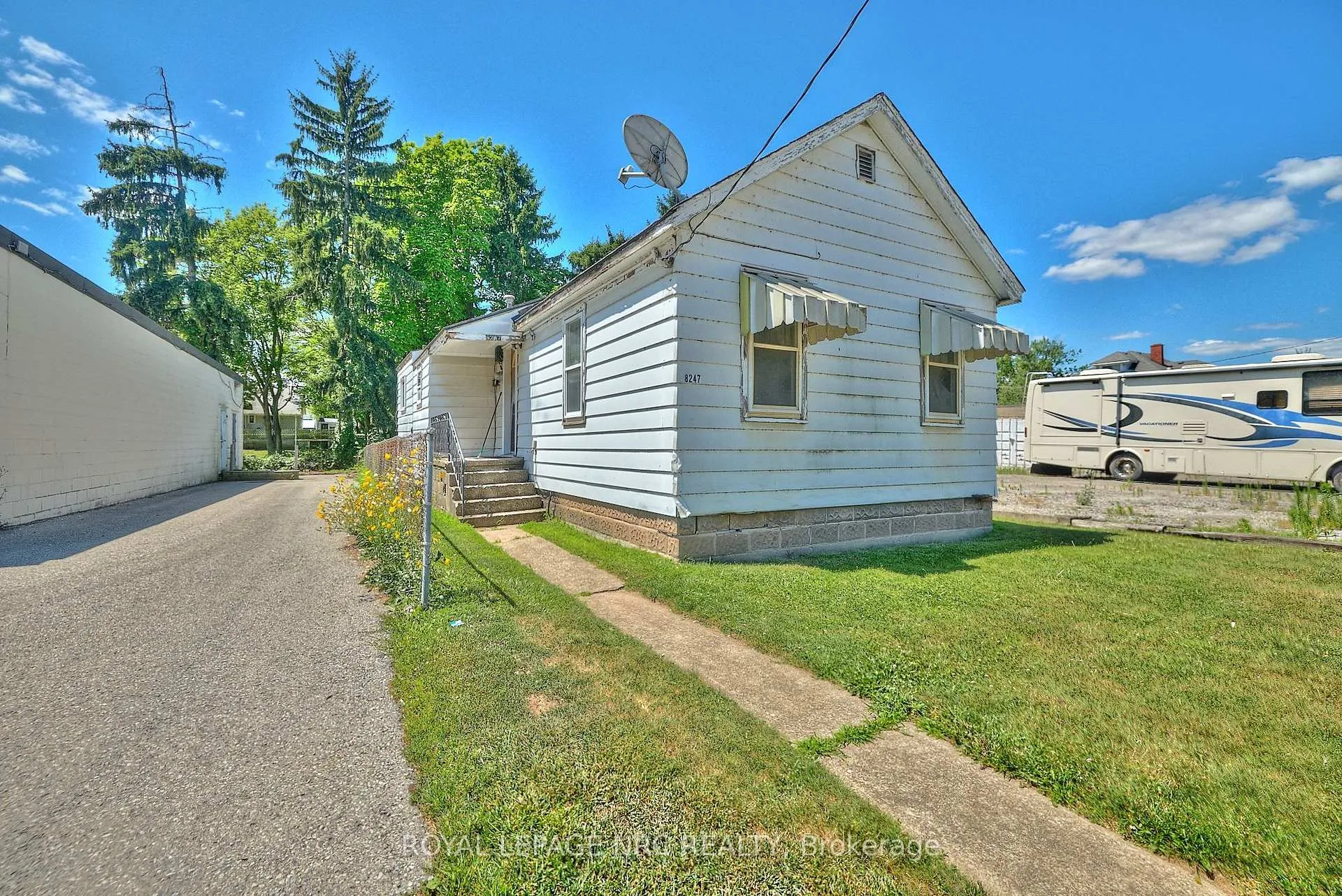 Photo 2 of 8247 Willoughby Drive, Niagara Falls, Chippawa — HOMEH