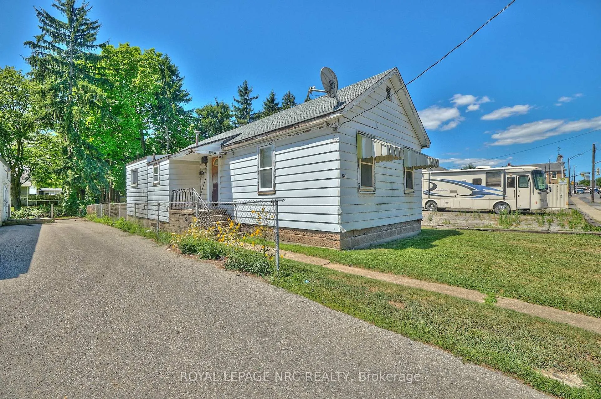 Photo 3 of 8247 Willoughby Drive, Niagara Falls, Chippawa — HOMEH