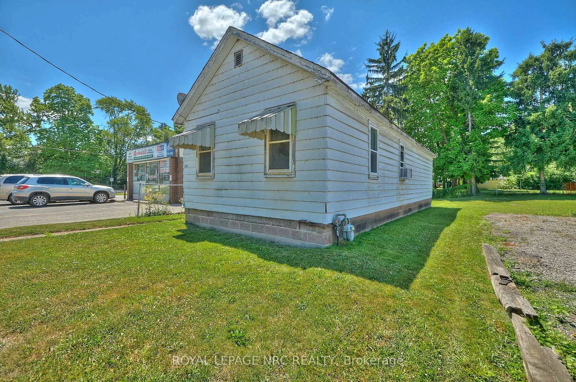 Photo 4 of 8247 Willoughby Drive, Niagara Falls, Chippawa — HOMEH