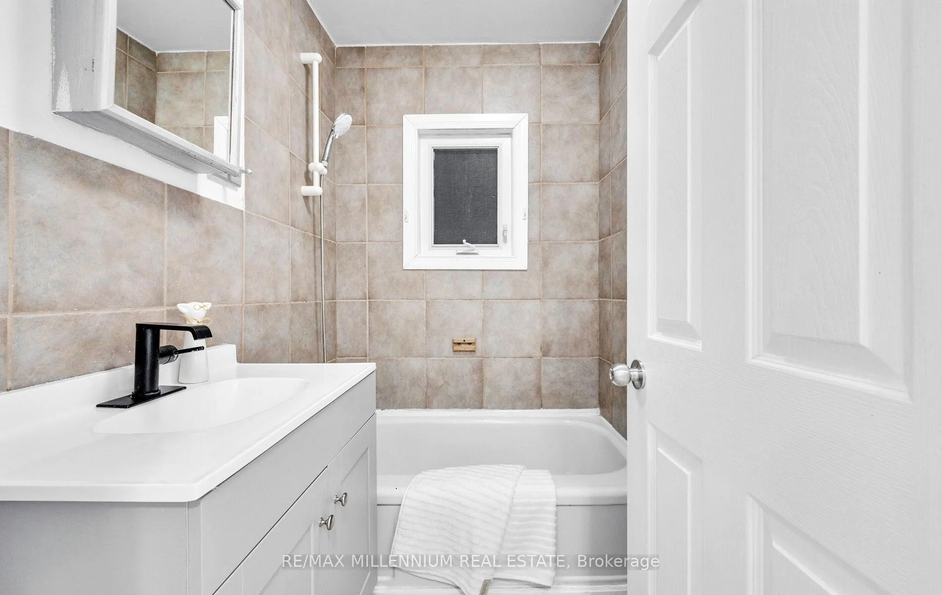Photo 14 of 10 Rutherford Avenue, Hamilton, St. Clair — HOMEH