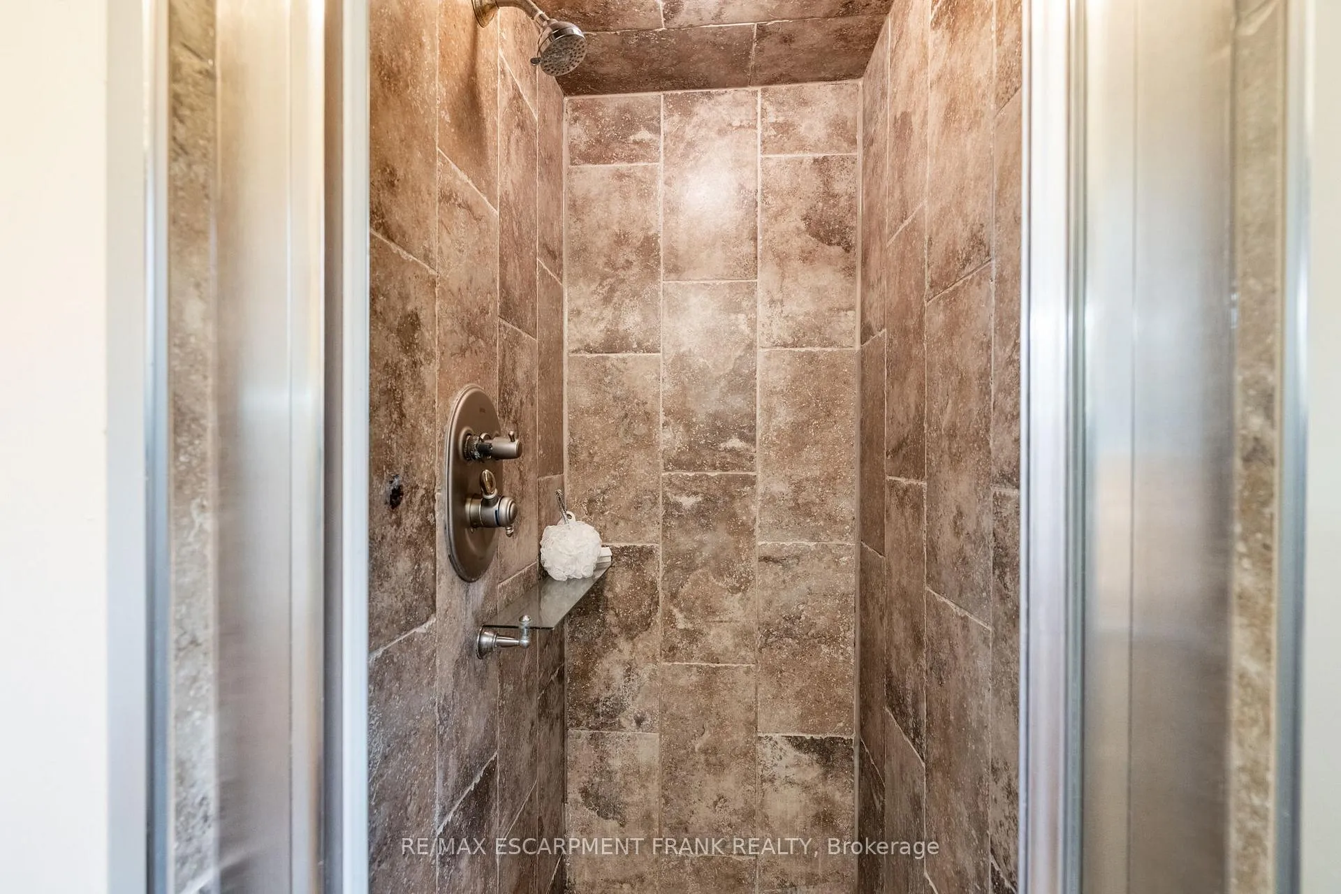 Photo 27 of 383 Devonshire Terrace, Hamilton, Ancaster — HOMEH