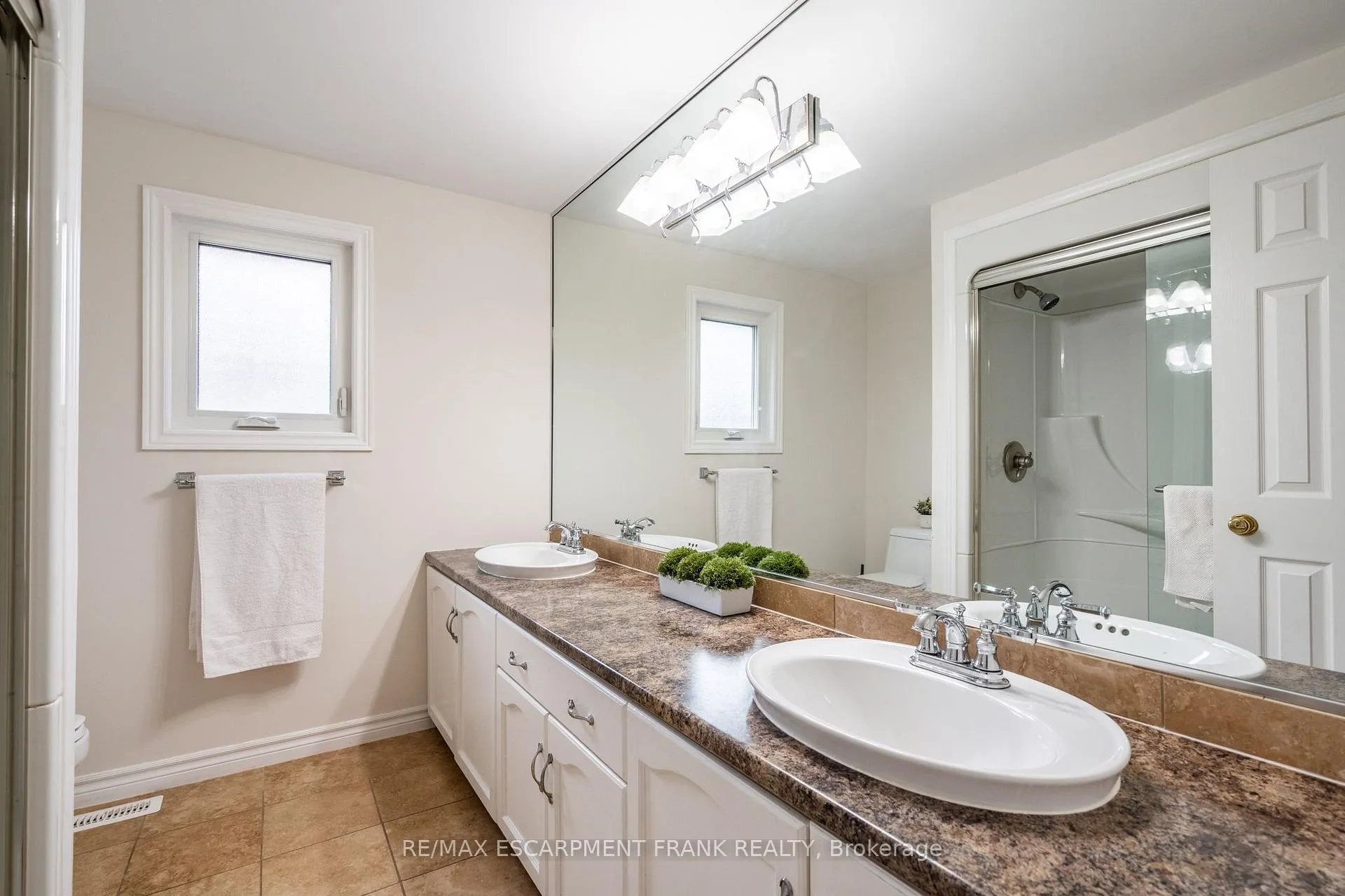 Photo 33 of 383 Devonshire Terrace, Hamilton, Ancaster — HOMEH