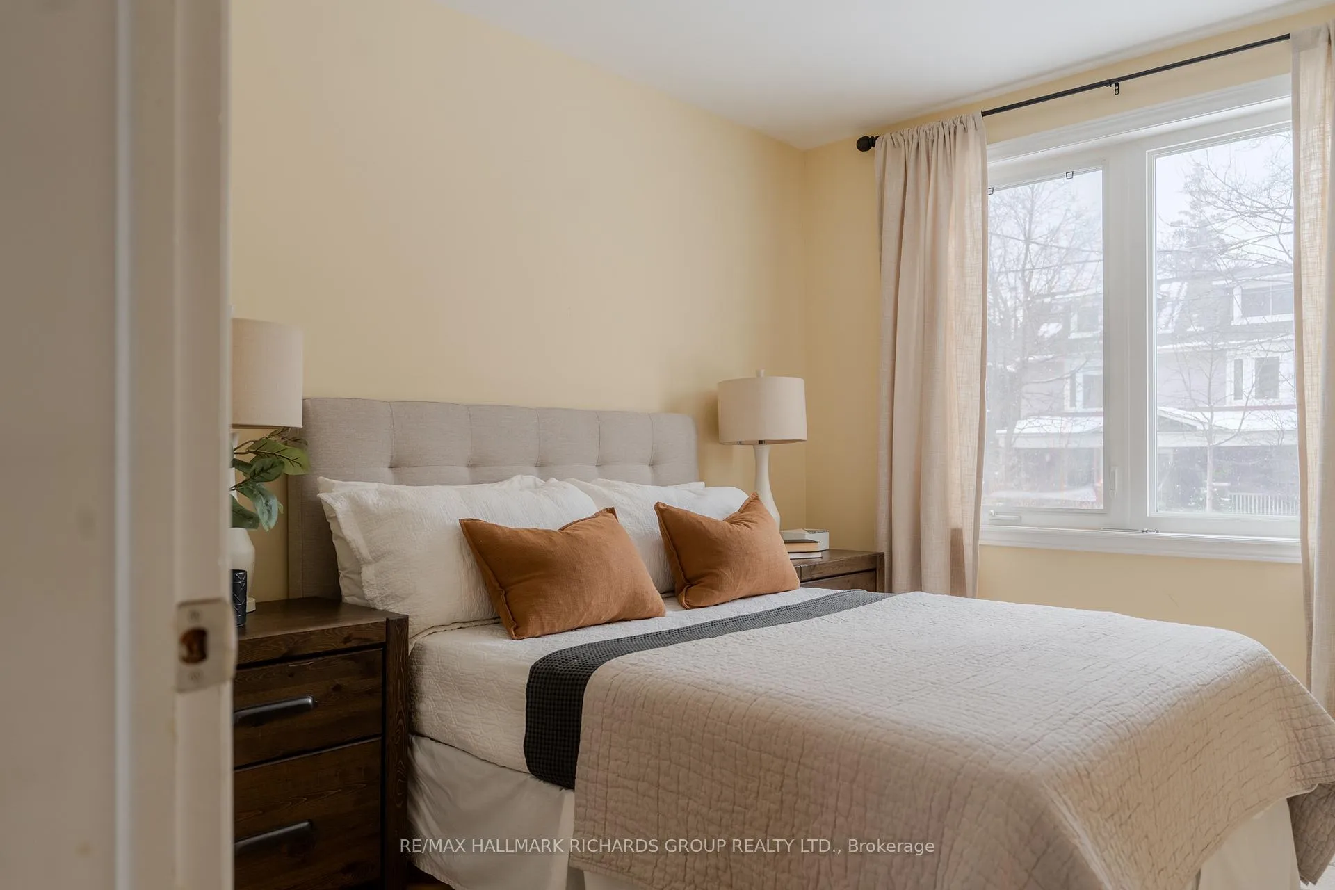Photo 10 of 35 Swanwick Avenue, Toronto, East End-Danforth — HOMEH