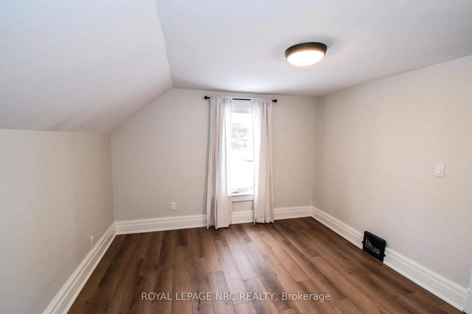 Photo 36 of 5121 Fourth Avenue, Niagara Falls, Cherrywood — HOMEH