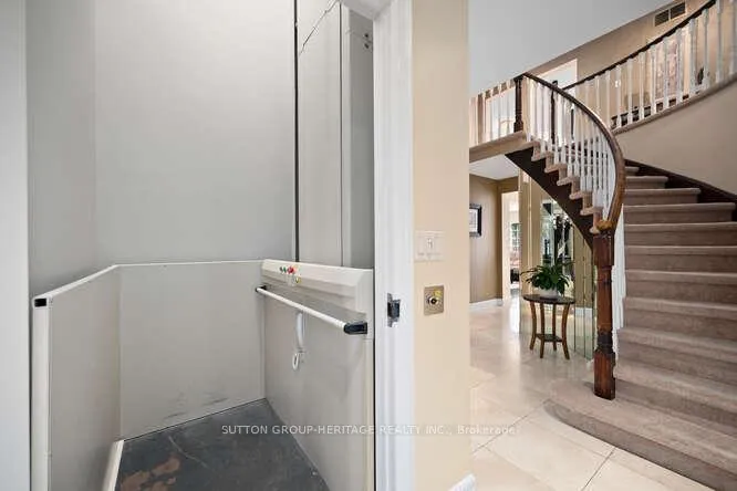 Photo 5 of 629 Foxwood Trail, Pickering, Amberlea — HOMEH
