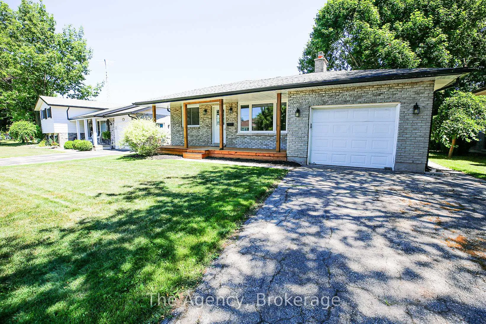 Photo 2 of 32 Royal Oak Drive, Welland, N. Welland — HOMEH