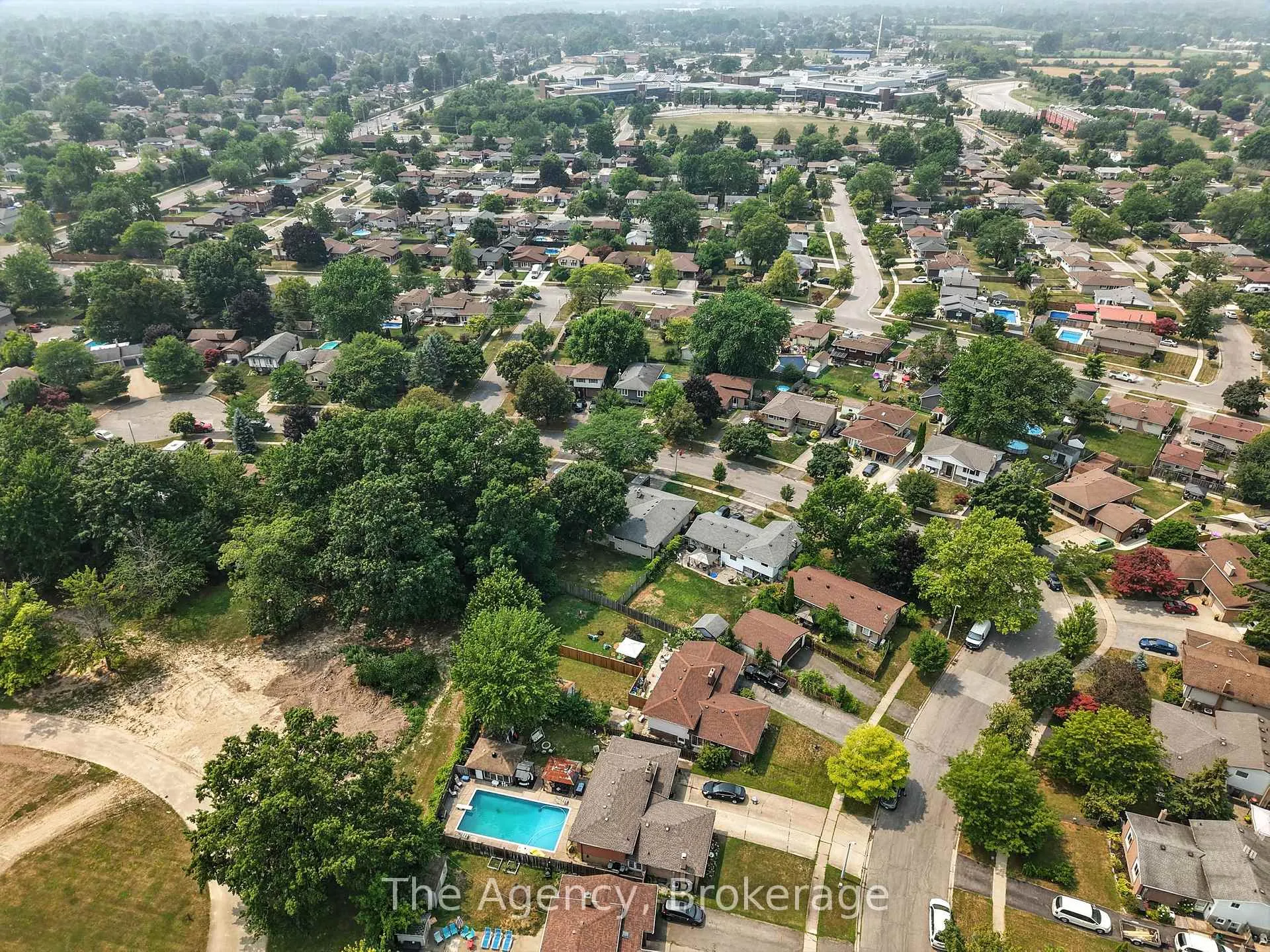 Photo 41 of 32 Royal Oak Drive, Welland, N. Welland — HOMEH