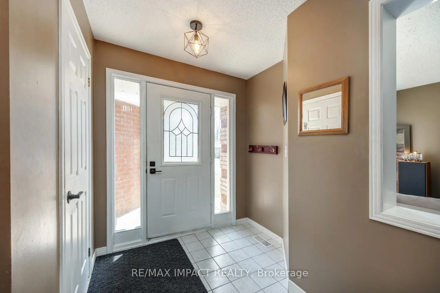 Photo 3 of 319 Sandringham Drive, Clarington, Courtice — HOMEH
