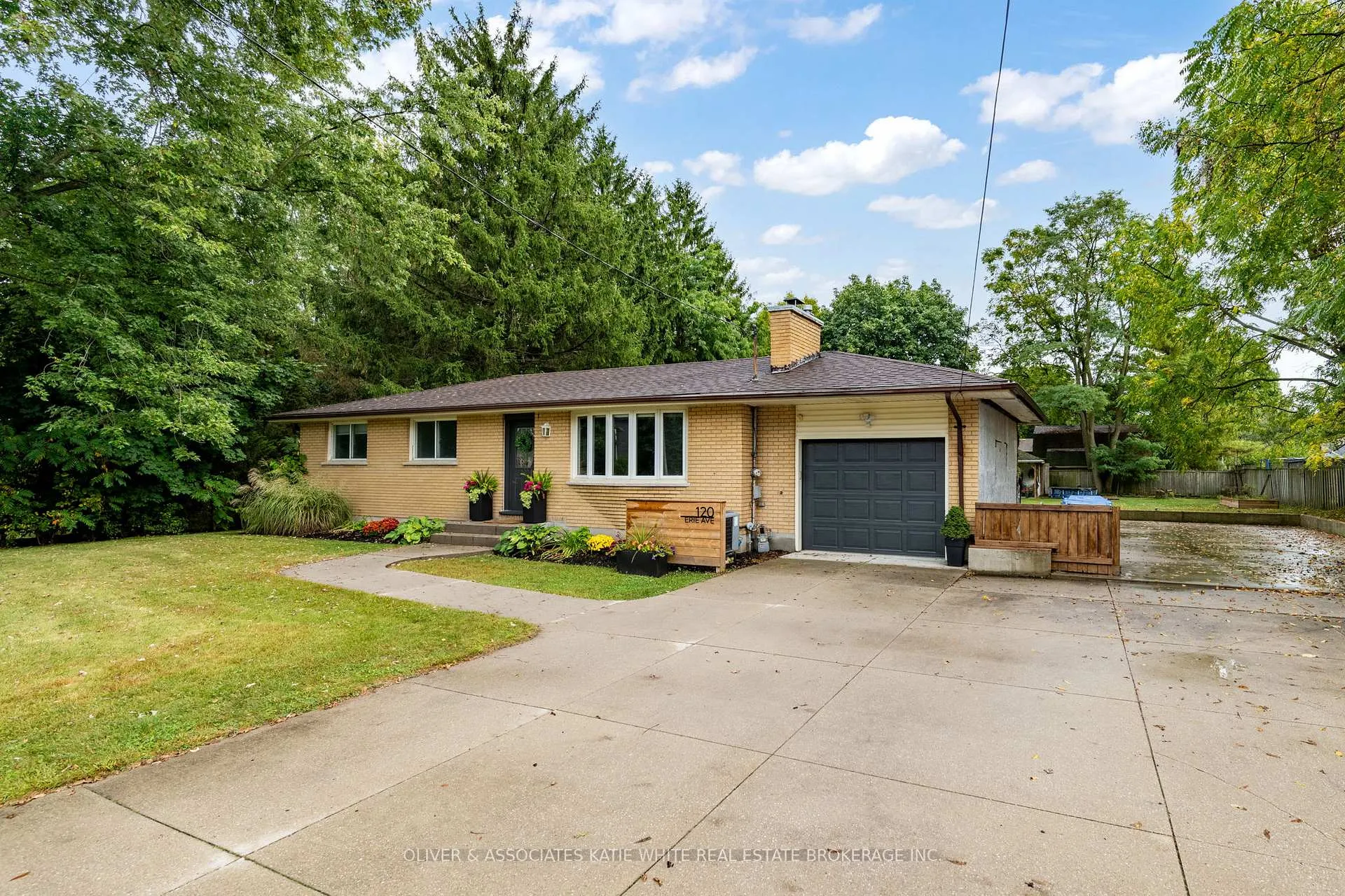 Photo 1 of 120 Erie Avenue, Middlesex Centre, Komoka — HOMEH