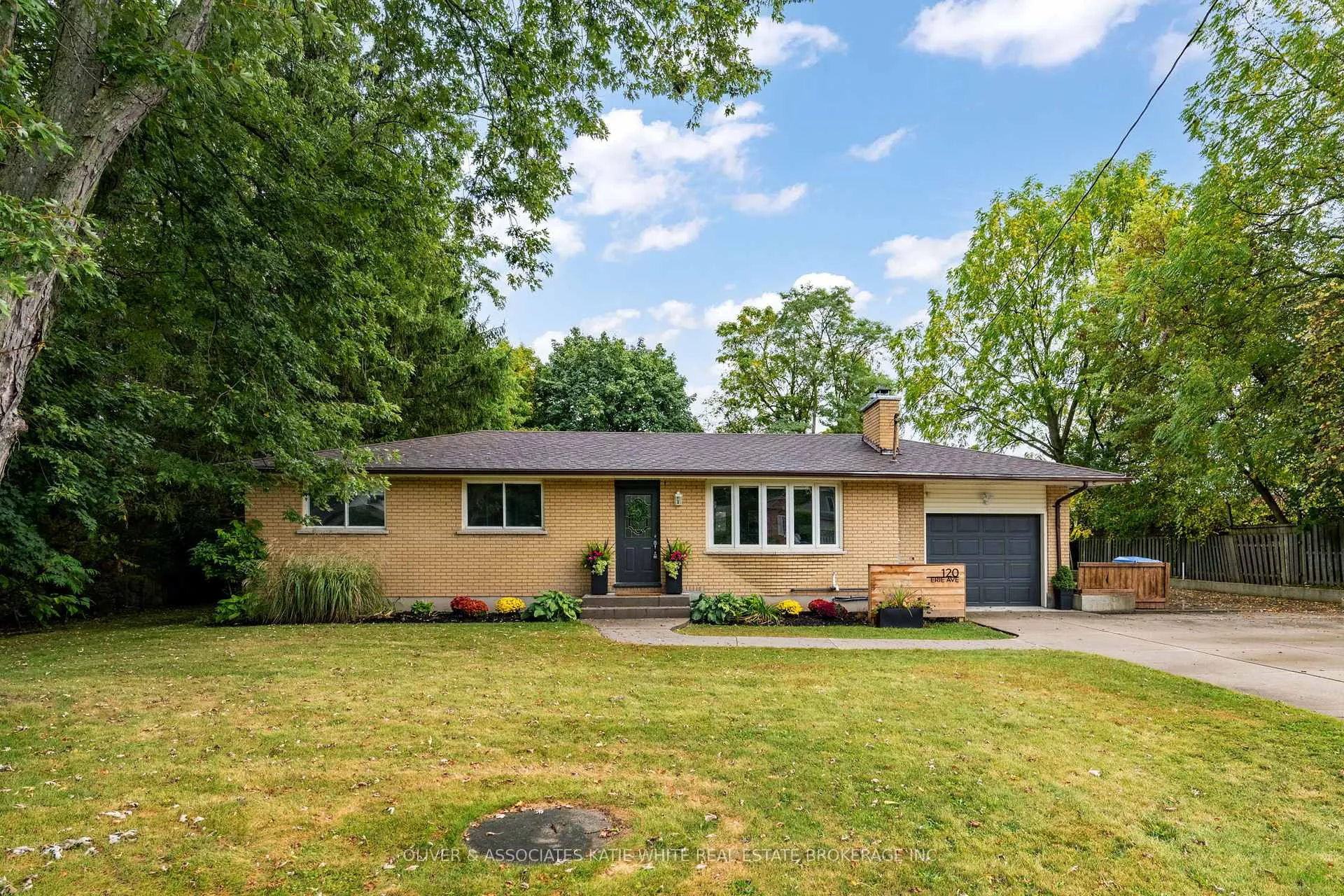 Photo 3 of 120 Erie Avenue, Middlesex Centre, Komoka — HOMEH
