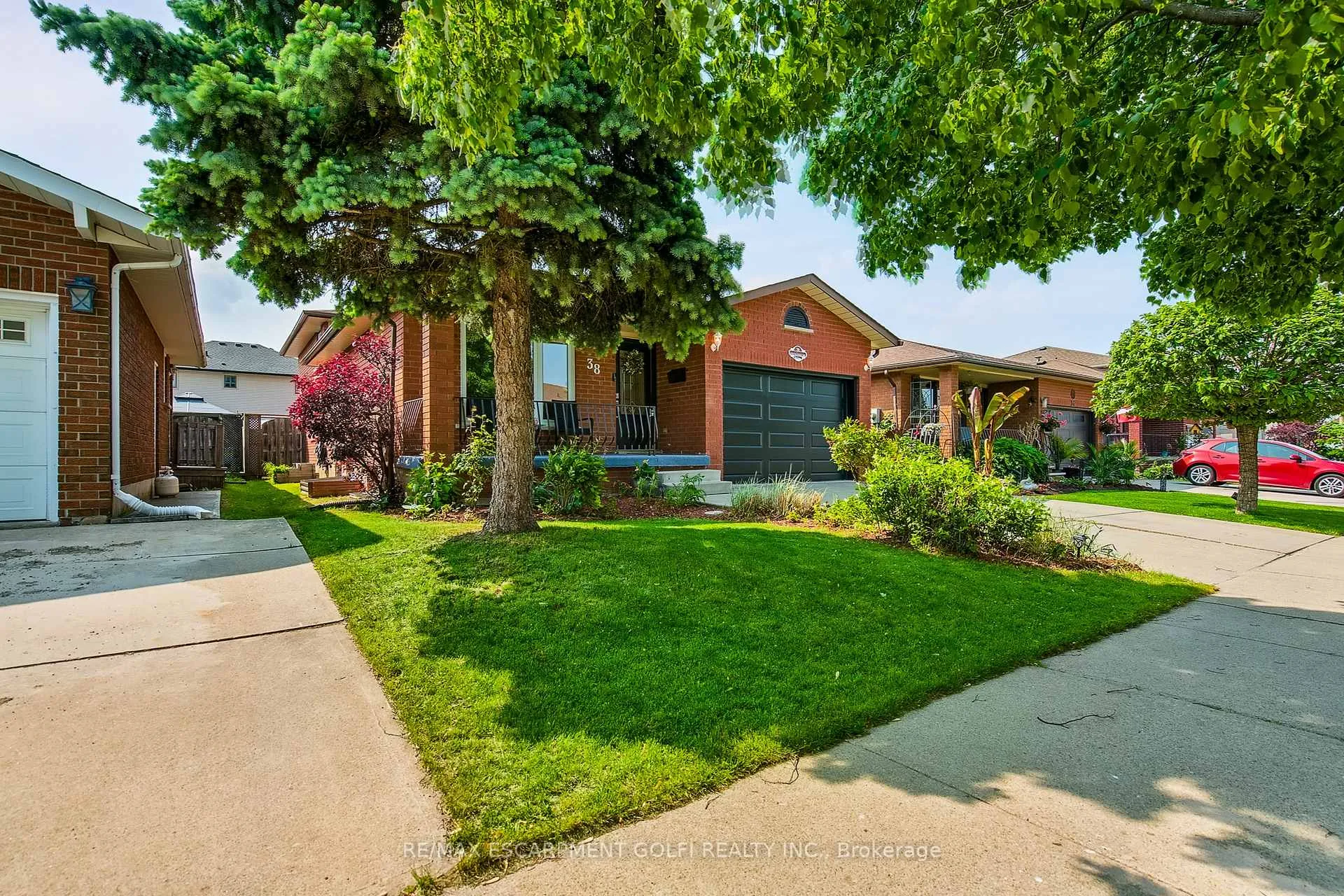 Photo 2 of 38 Pinewoods Drive, Hamilton, Stoney Creek — HOMEH