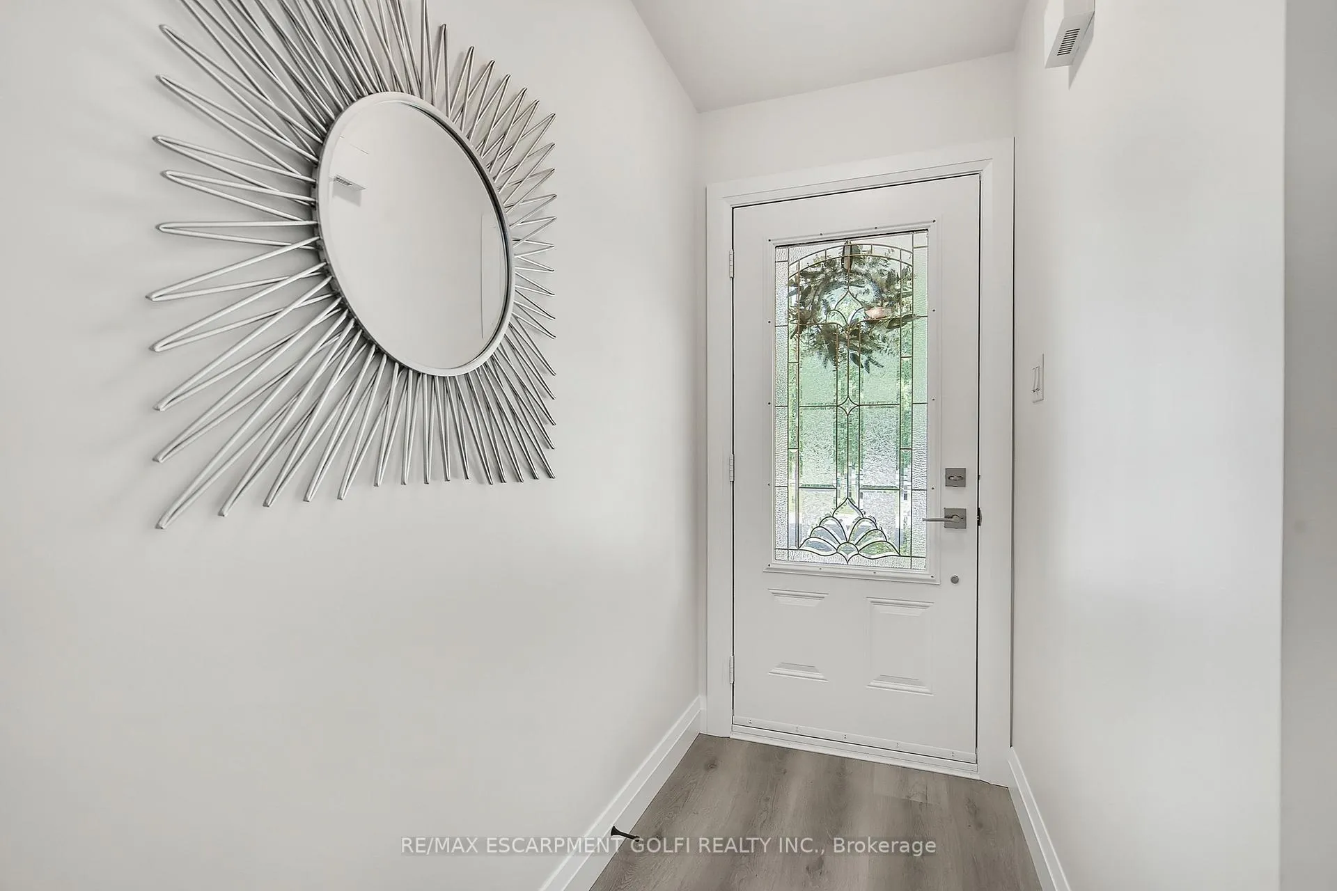Photo 4 of 38 Pinewoods Drive, Hamilton, Stoney Creek — HOMEH