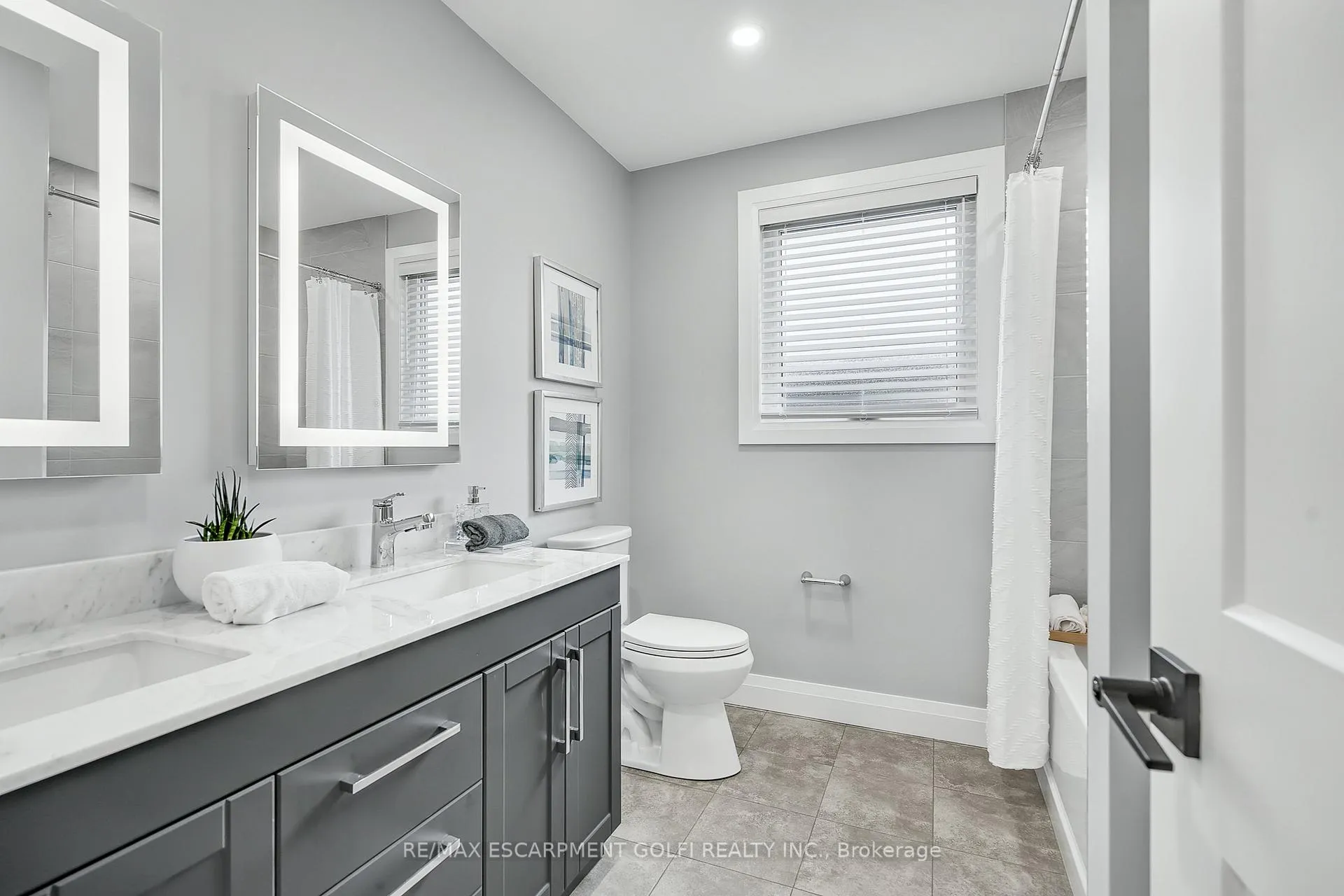 Photo 18 of 38 Pinewoods Drive, Hamilton, Stoney Creek — HOMEH