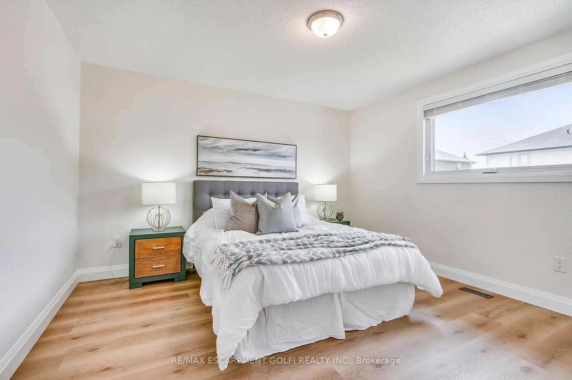 Photo 20 of 38 Pinewoods Drive, Hamilton, Stoney Creek — HOMEH