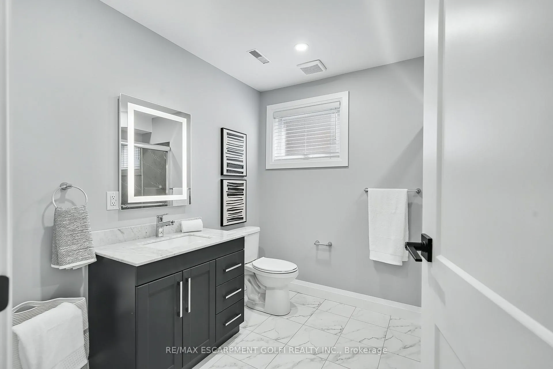 Photo 25 of 38 Pinewoods Drive, Hamilton, Stoney Creek — HOMEH