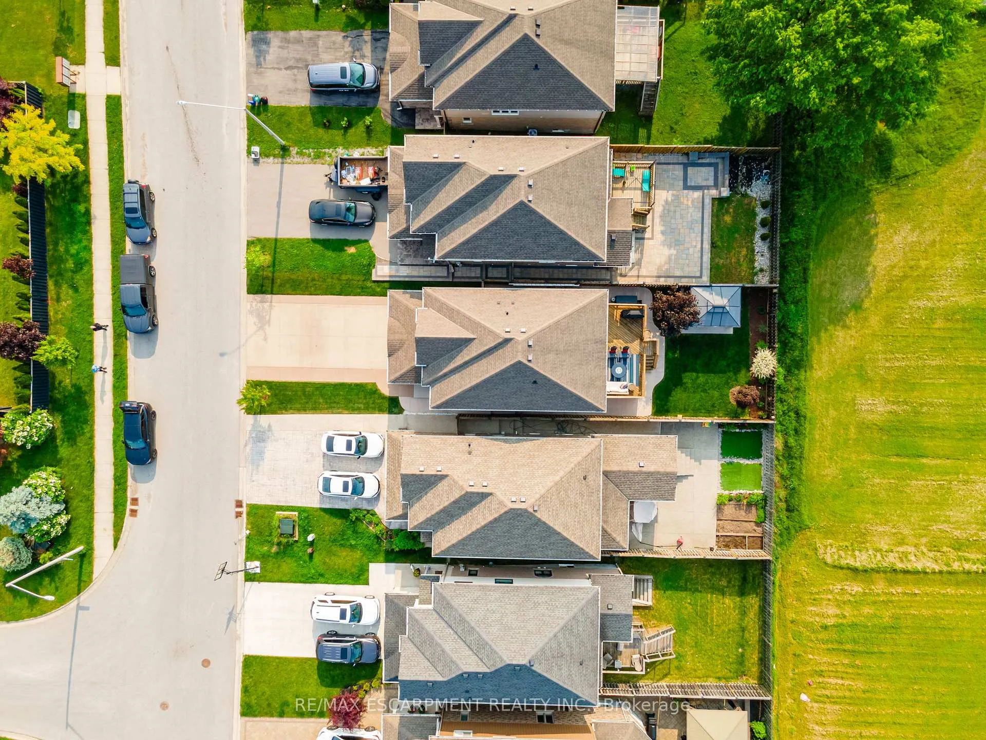 Photo 3 of 8673 Jennifer Crescent, Niagara Falls, Forestview — HOMEH