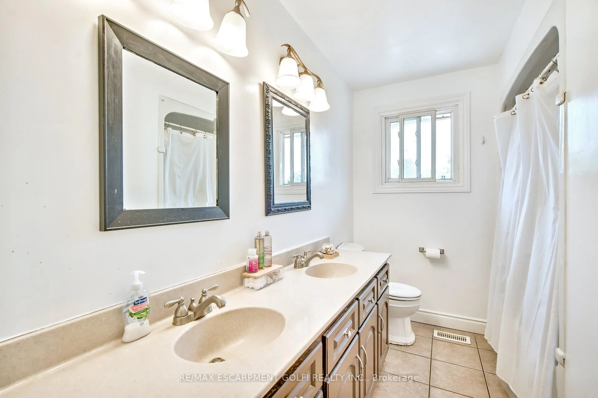Photo 20 of 70 Golfwood Drive, Hamilton, Gurnett — HOMEH