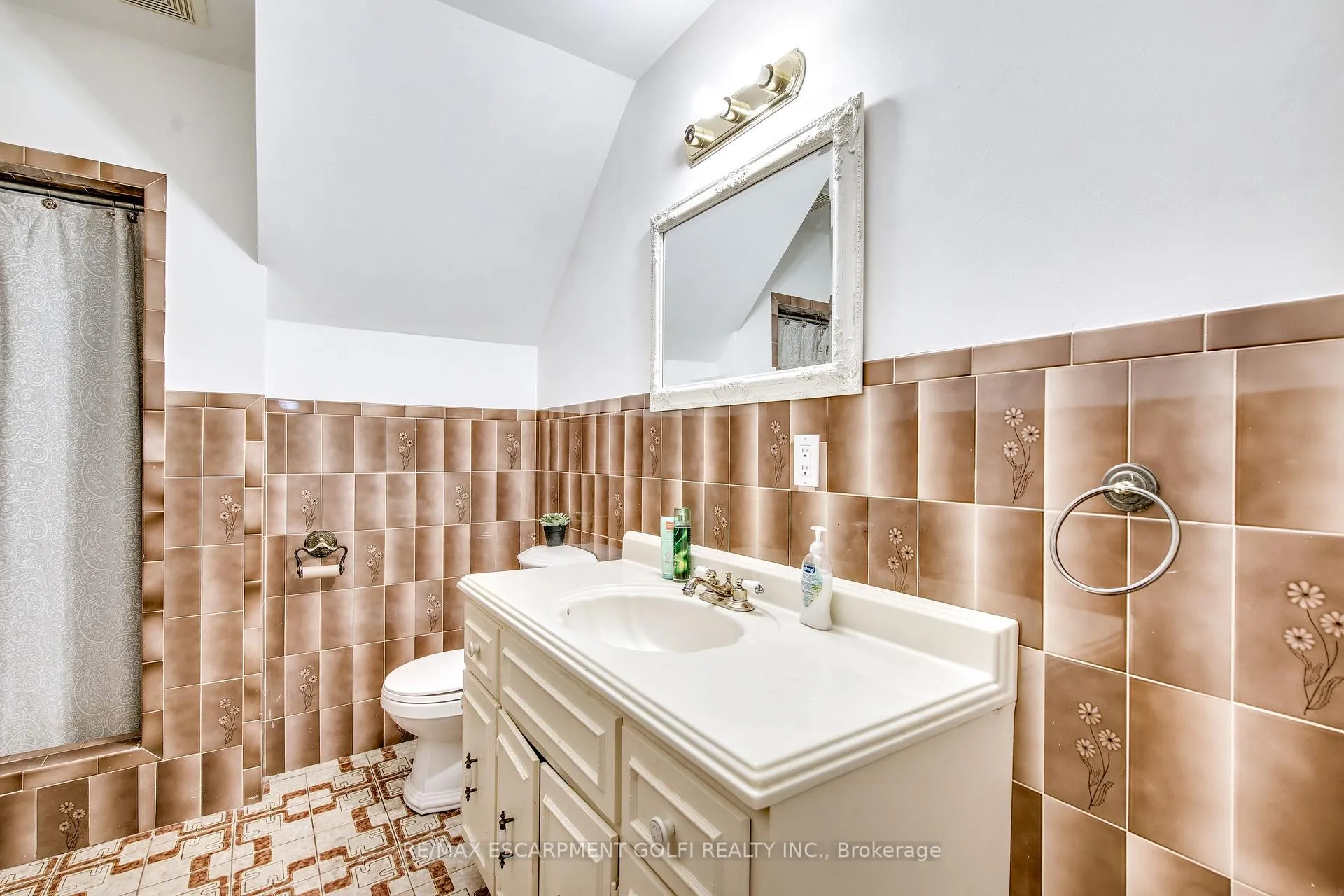 Photo 31 of 70 Golfwood Drive, Hamilton, Gurnett — HOMEH