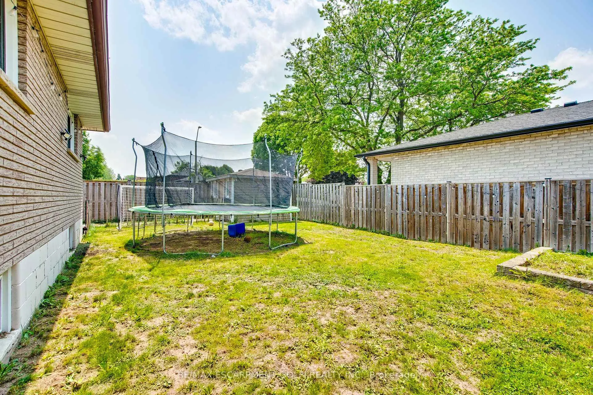 Photo 36 of 70 Golfwood Drive, Hamilton, Gurnett — HOMEH