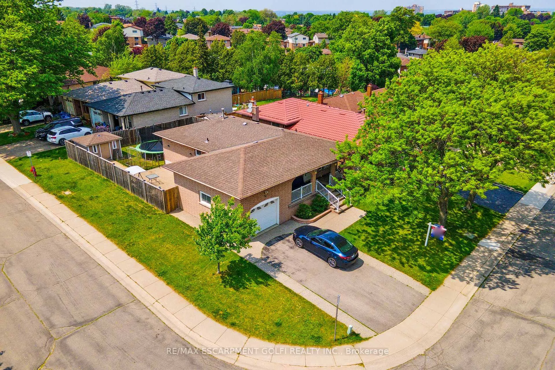 Photo 38 of 70 Golfwood Drive, Hamilton, Gurnett — HOMEH