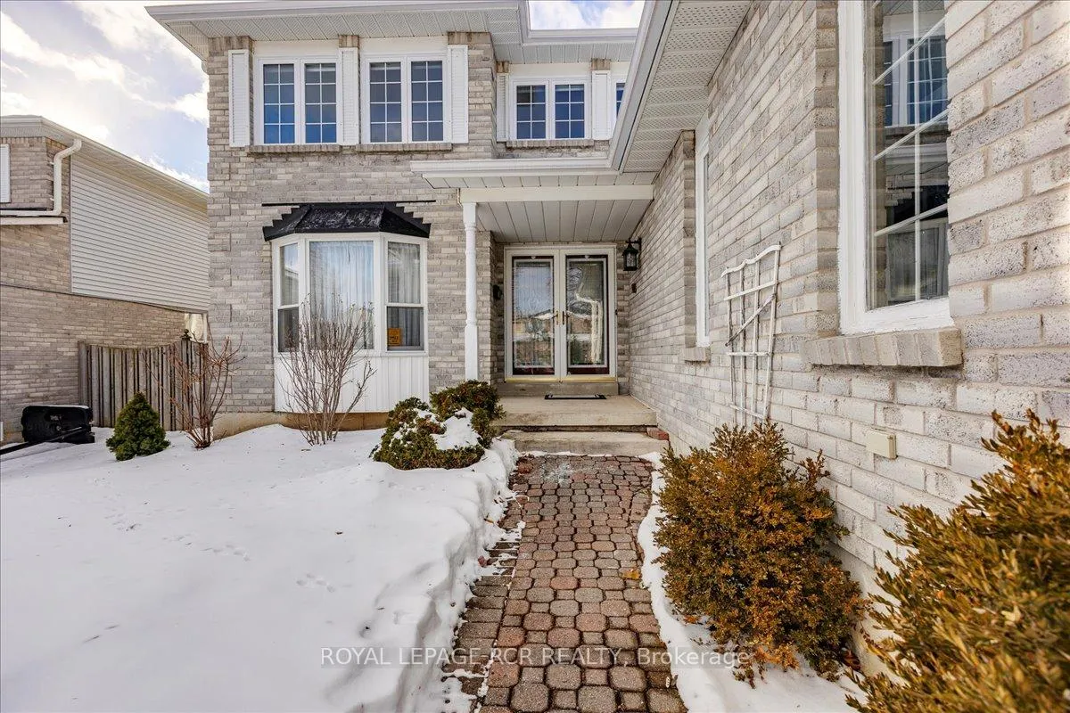Photo 3 of 38 Chipperfield Crescent, Whitby, Pringle Creek — HOMEH