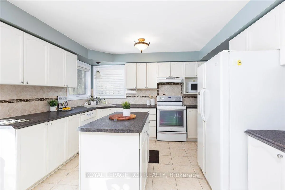 Photo 13 of 38 Chipperfield Crescent, Whitby, Pringle Creek — HOMEH
