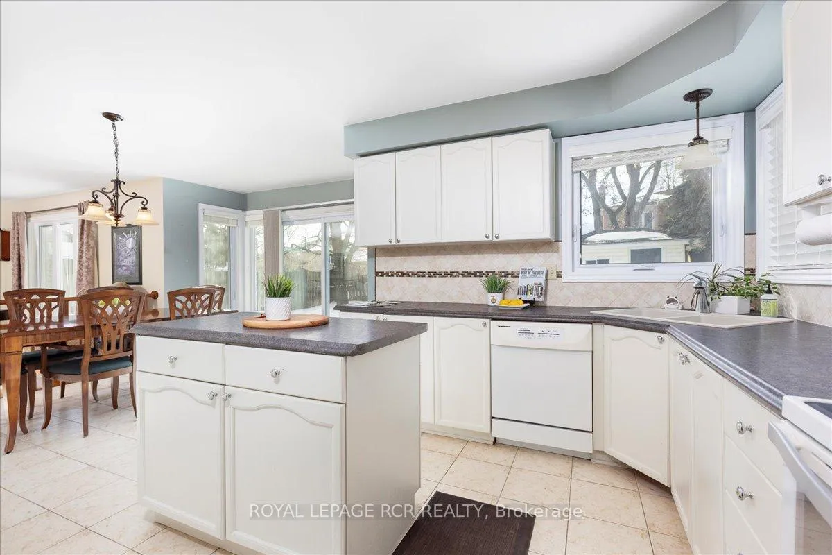 Photo 14 of 38 Chipperfield Crescent, Whitby, Pringle Creek — HOMEH