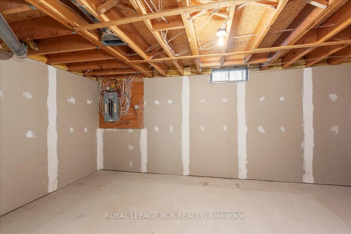 Photo 32 of 38 Chipperfield Crescent, Whitby, Pringle Creek — HOMEH