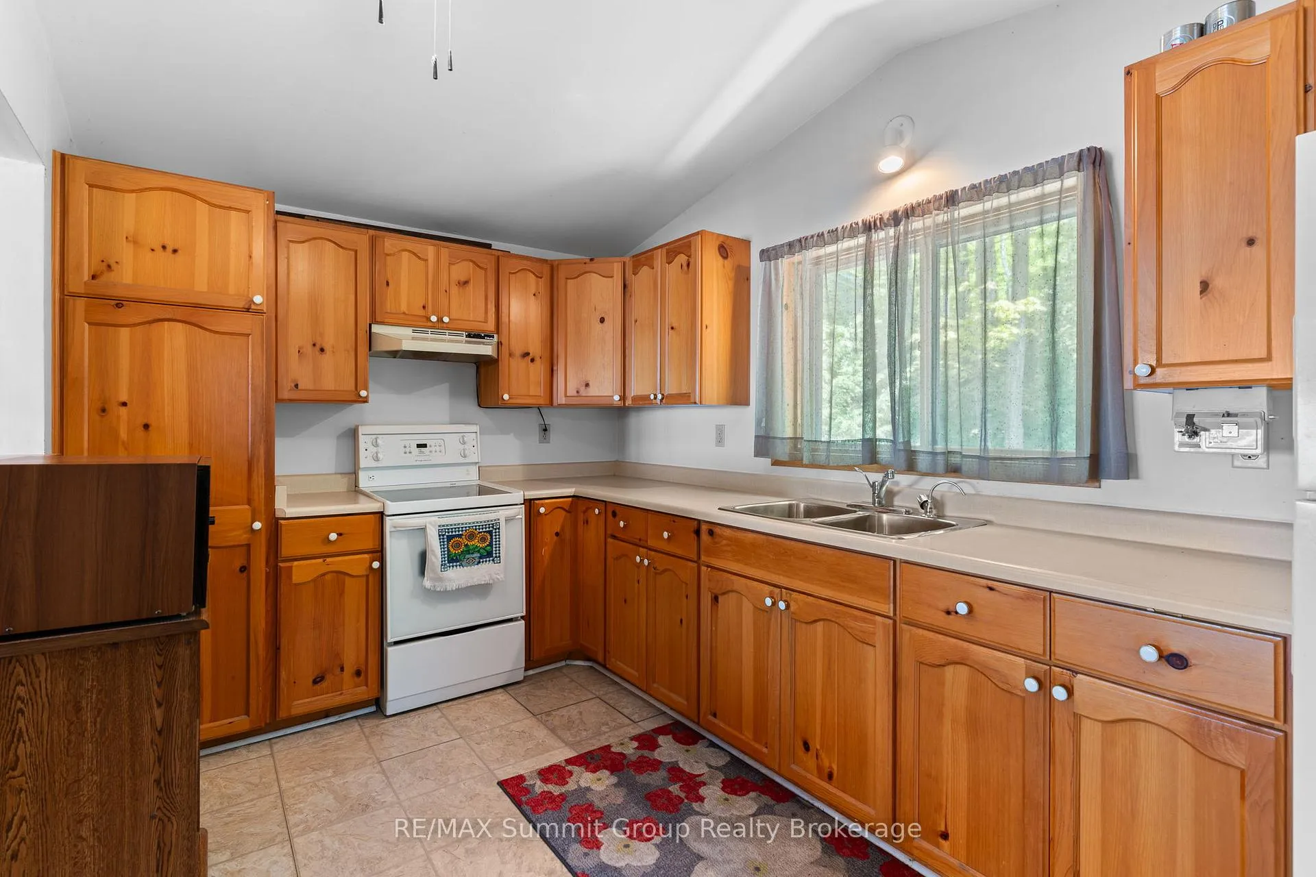 Photo 6 of 182 Lakeshore Boulevard, Grey Highlands — HOMEH