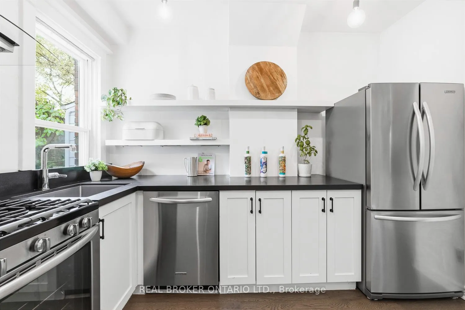 Photo 10 of 7 Juniper Avenue, Toronto, The Beaches — HOMEH