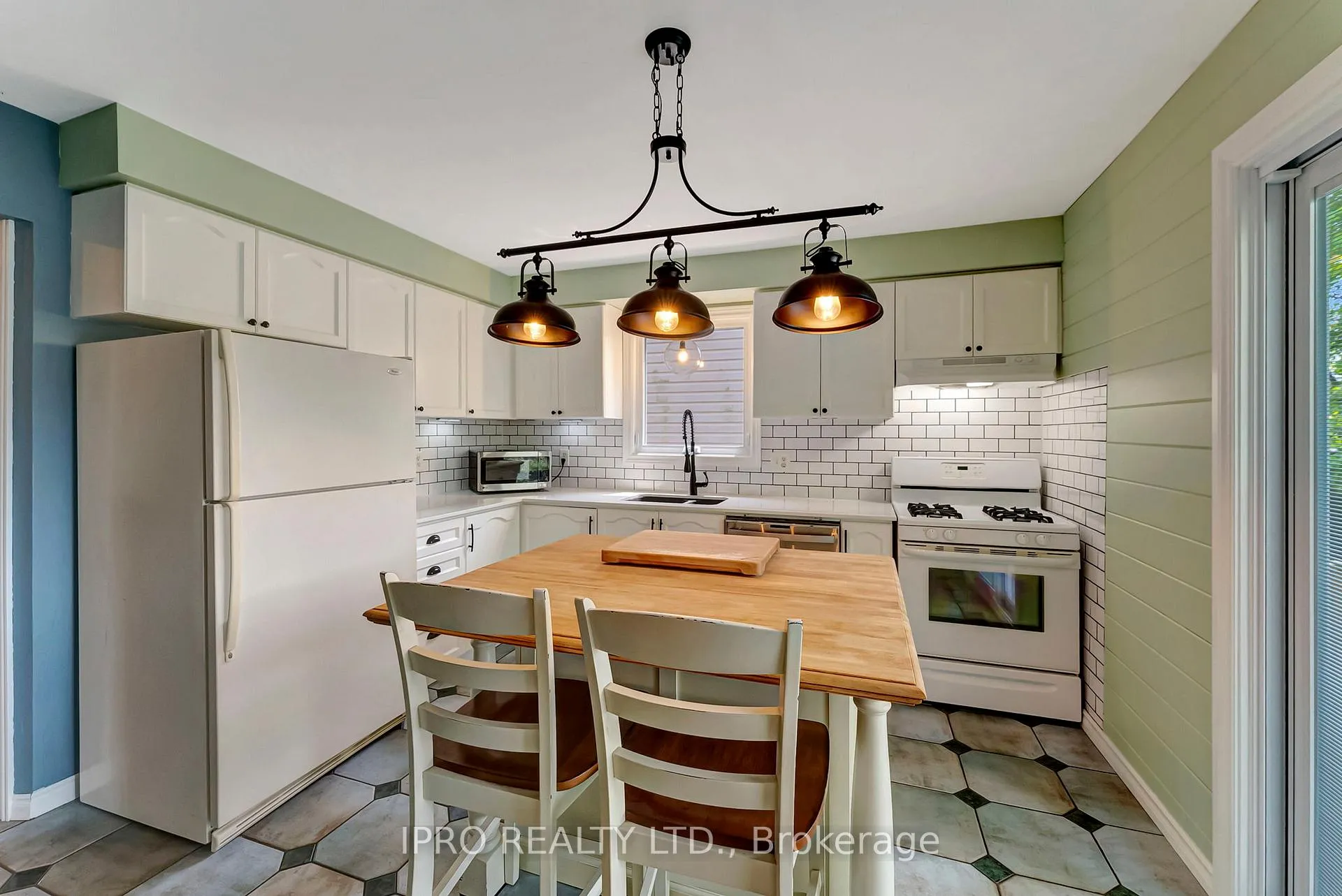 Photo 13 of 28 Celtic Drive, Haldimand — HOMEH