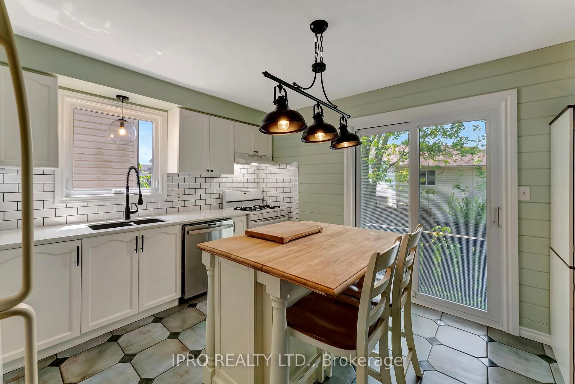 Photo 14 of 28 Celtic Drive, Haldimand — HOMEH