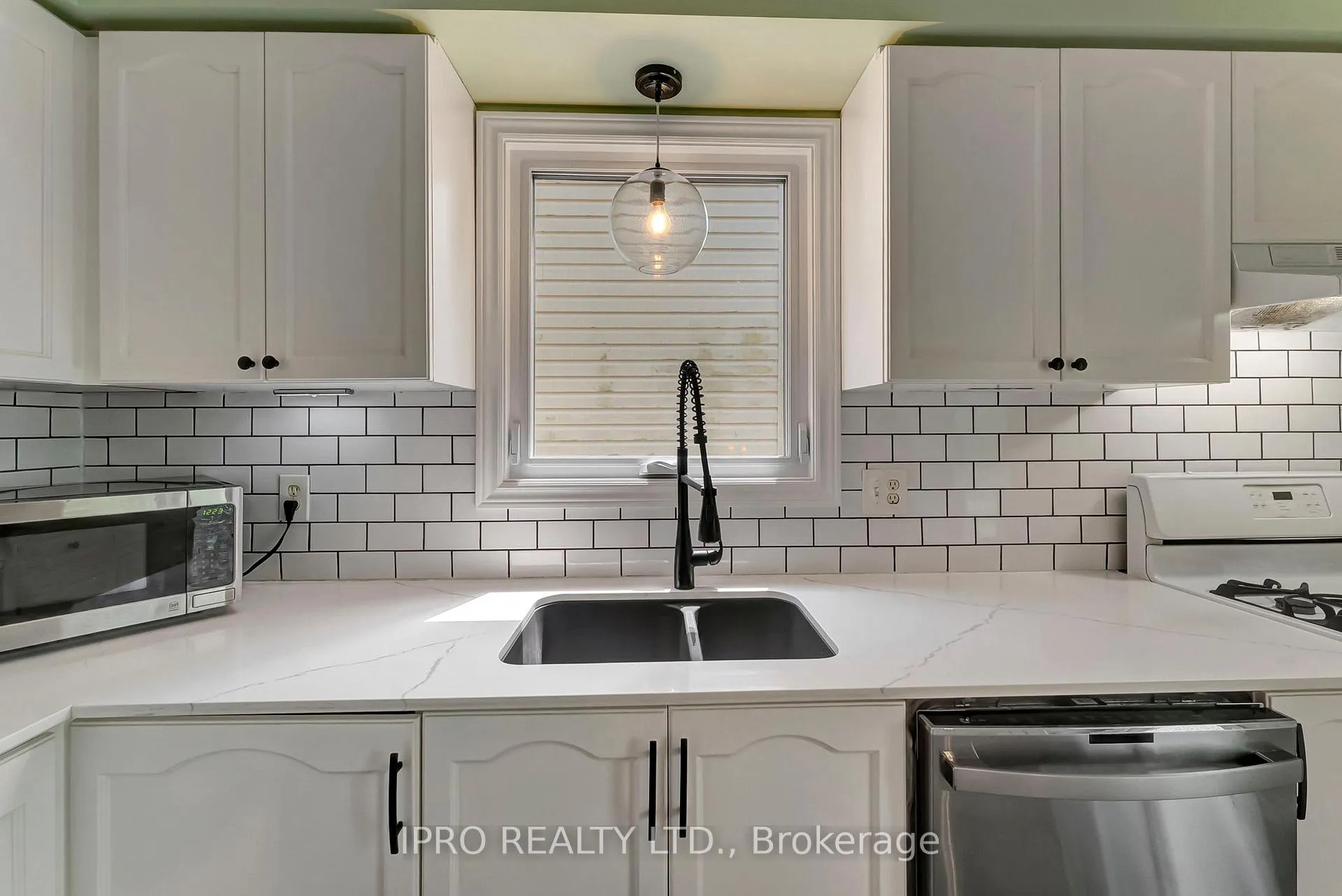 Photo 15 of 28 Celtic Drive, Haldimand — HOMEH