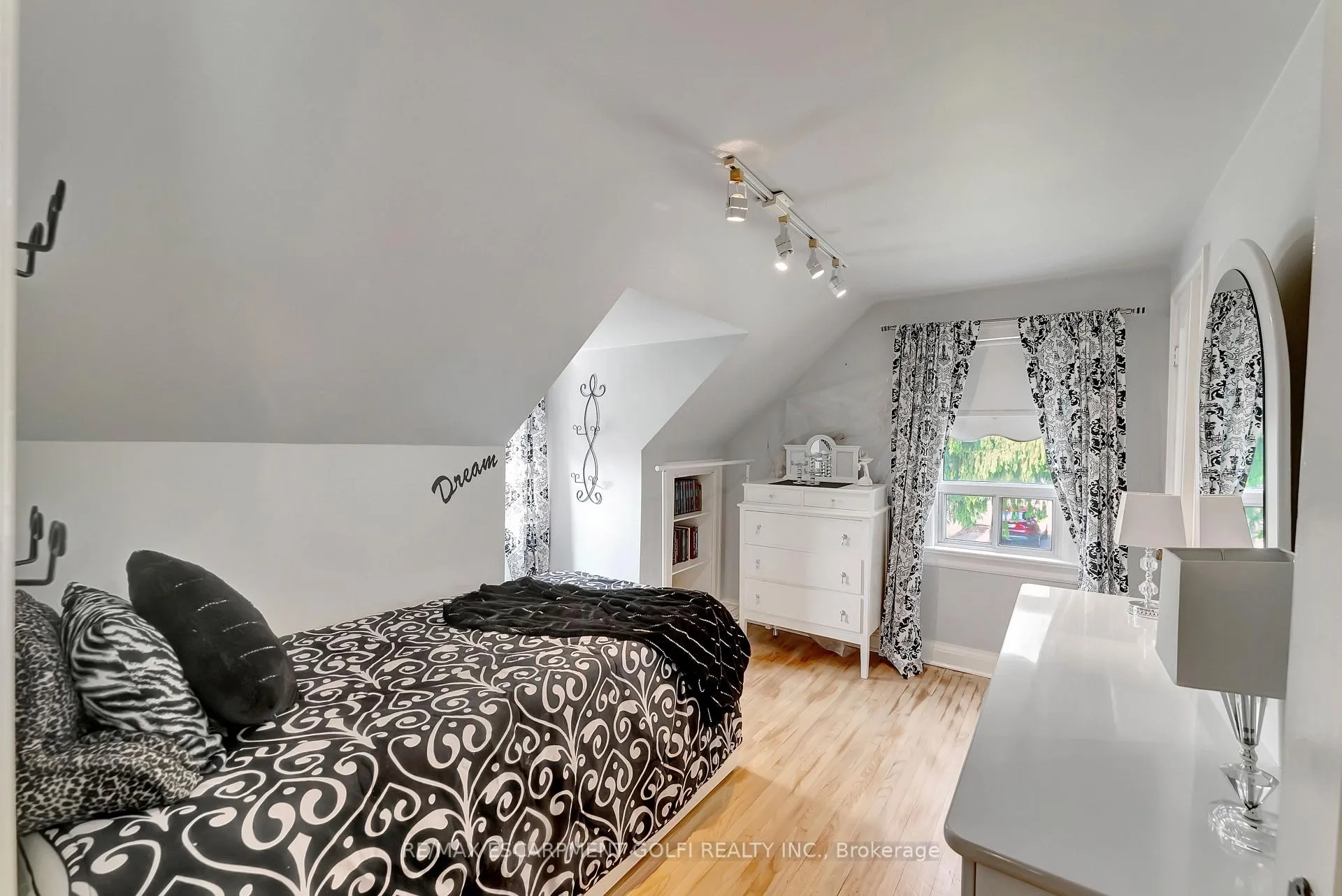 Photo 17 of 303 Highway No 5, Brant, South Dumfries — HOMEH