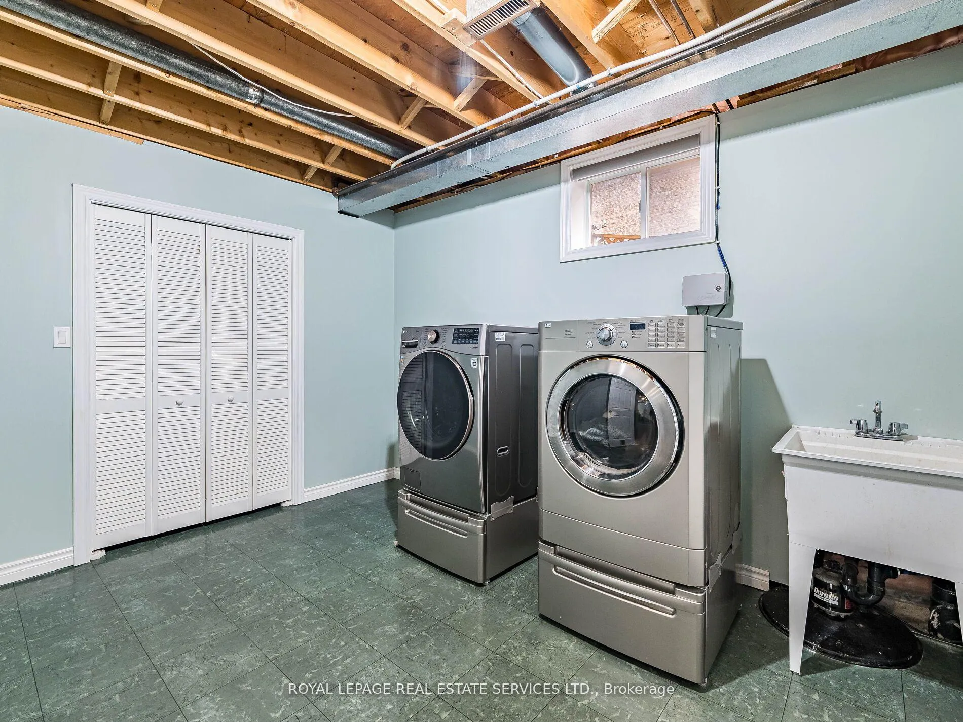 Photo 38 of 8 Macallister Court, Barrie, Letitia Heights — HOMEH