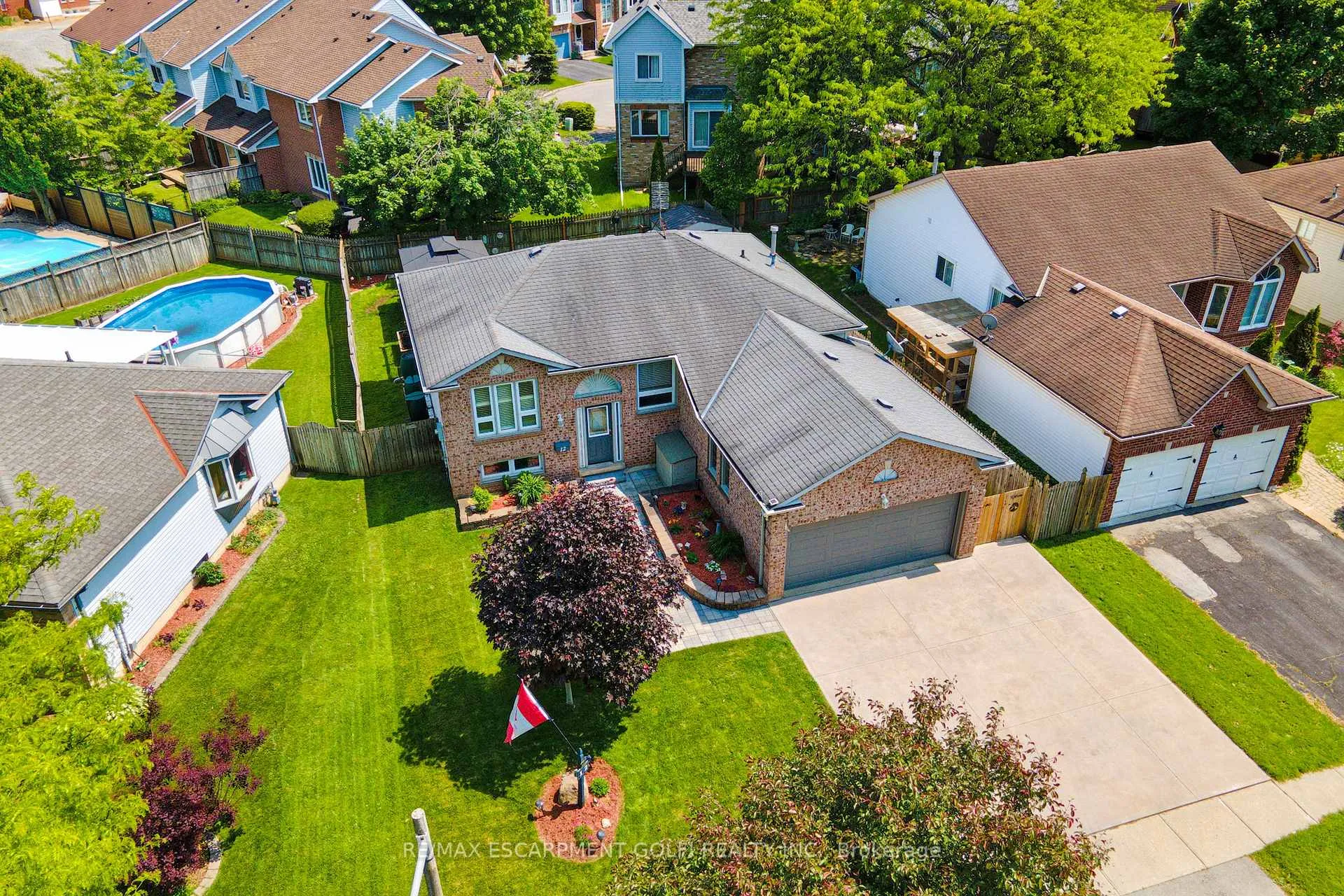 Photo 2 of 12 Woodside Square, Pelham, Fonthill — HOMEH
