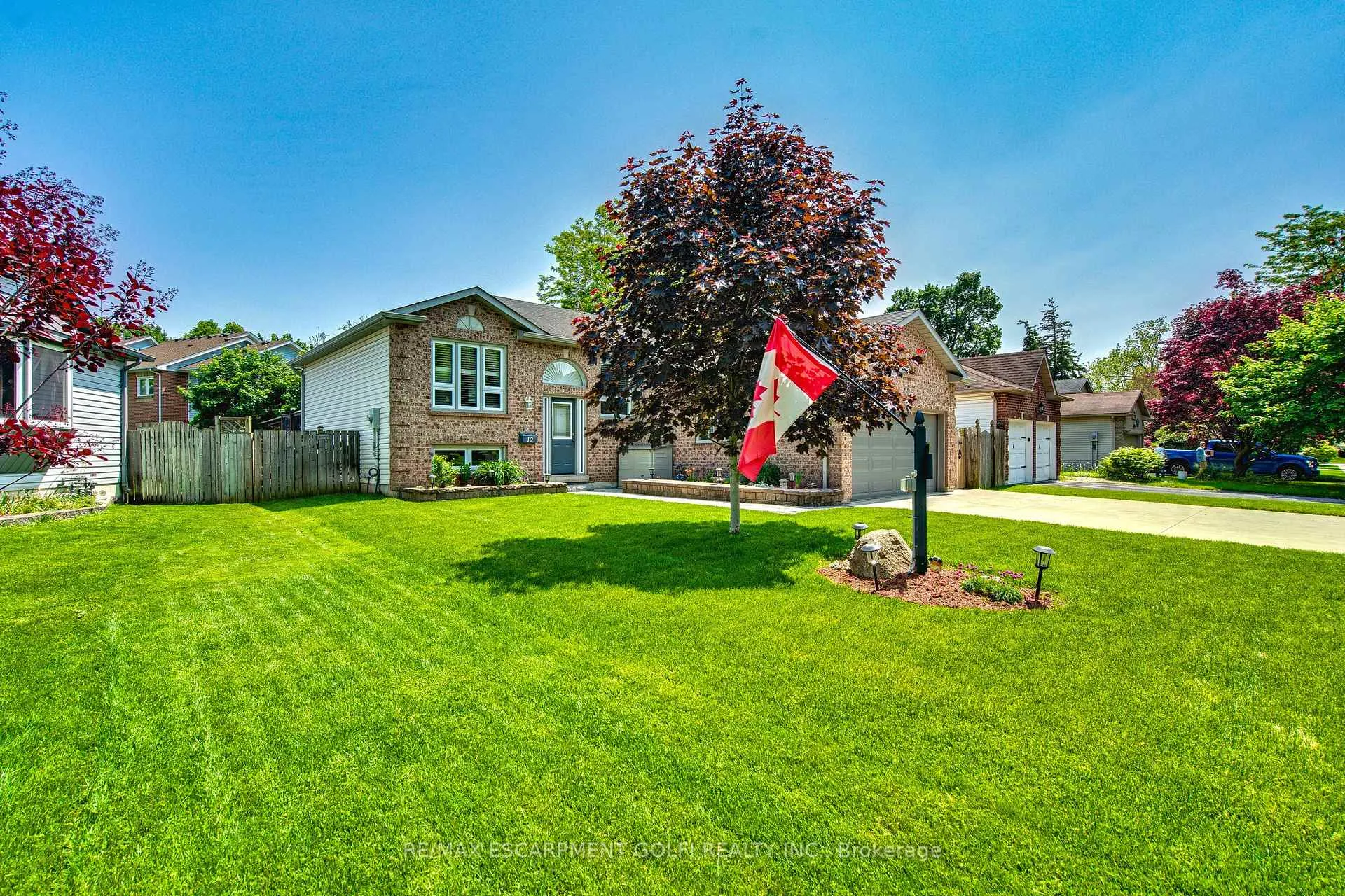 Photo 3 of 12 Woodside Square, Pelham, Fonthill — HOMEH
