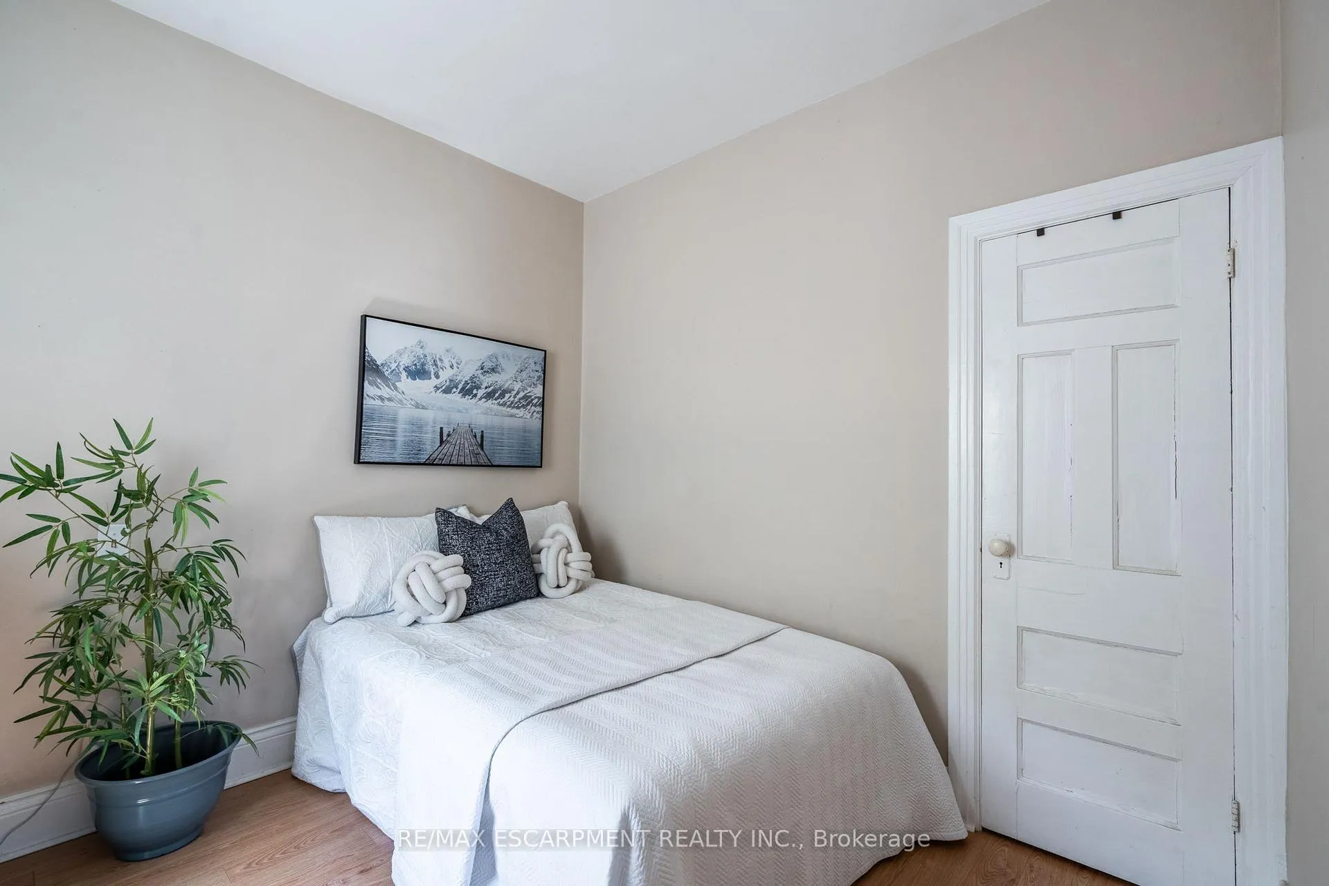 Photo 10 of 153 East 5th Street, Hamilton, Centremount — HOMEH
