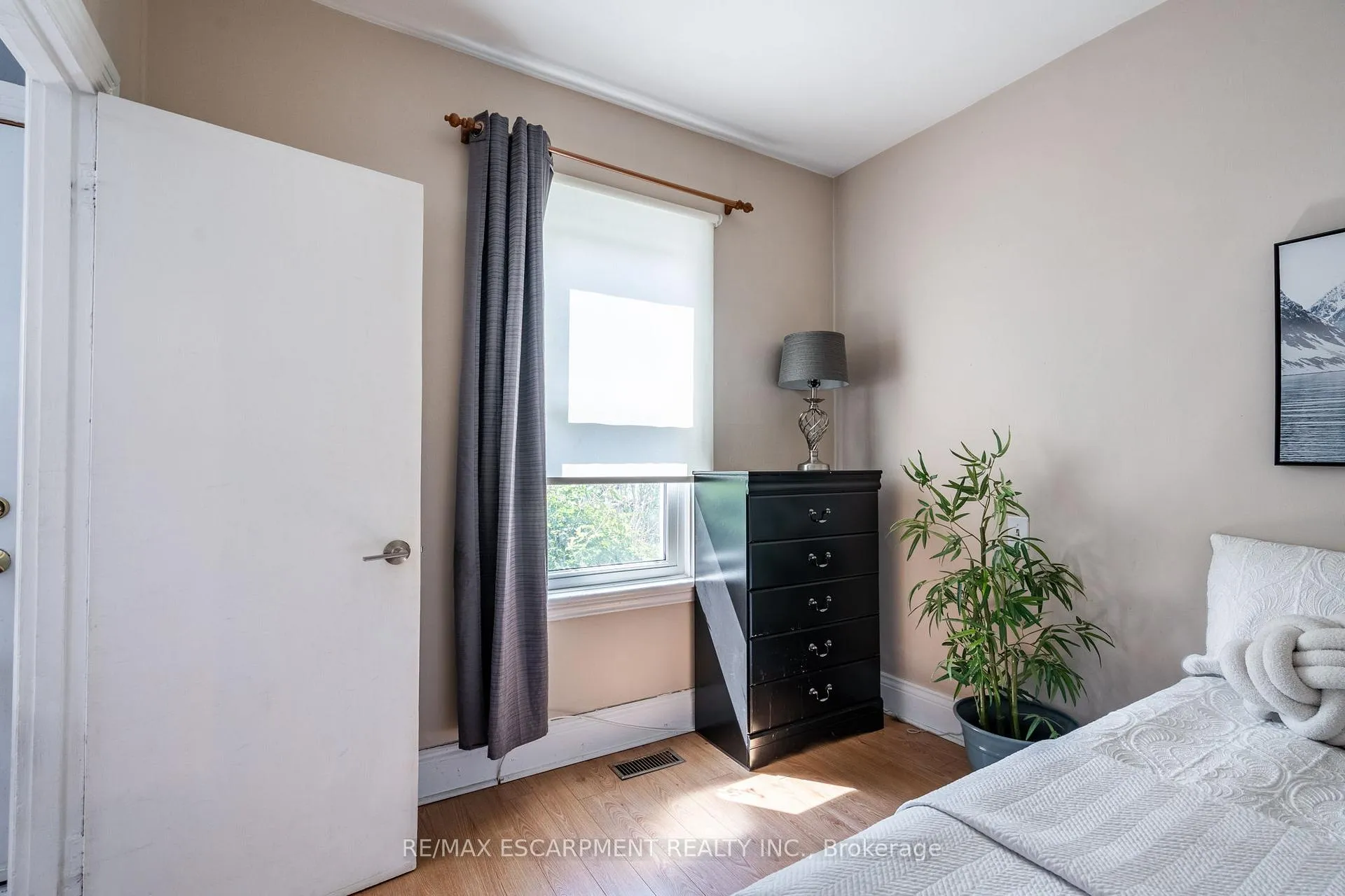 Photo 11 of 153 East 5th Street, Hamilton, Centremount — HOMEH