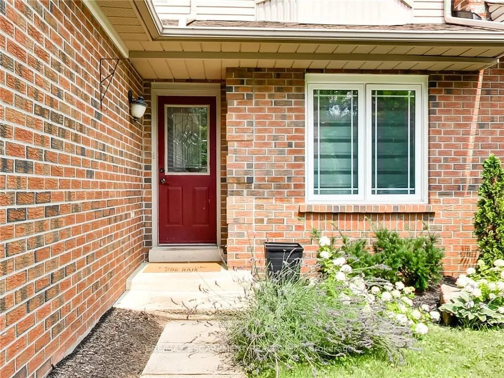 Photo 2 of 22 Hedgelawn Drive, Grimsby, Grimsby East — HOMEH