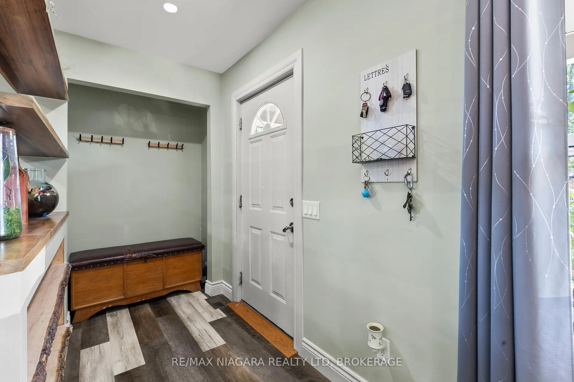 Photo 6 of 196 Martin Street, Welland, Broadway — HOMEH