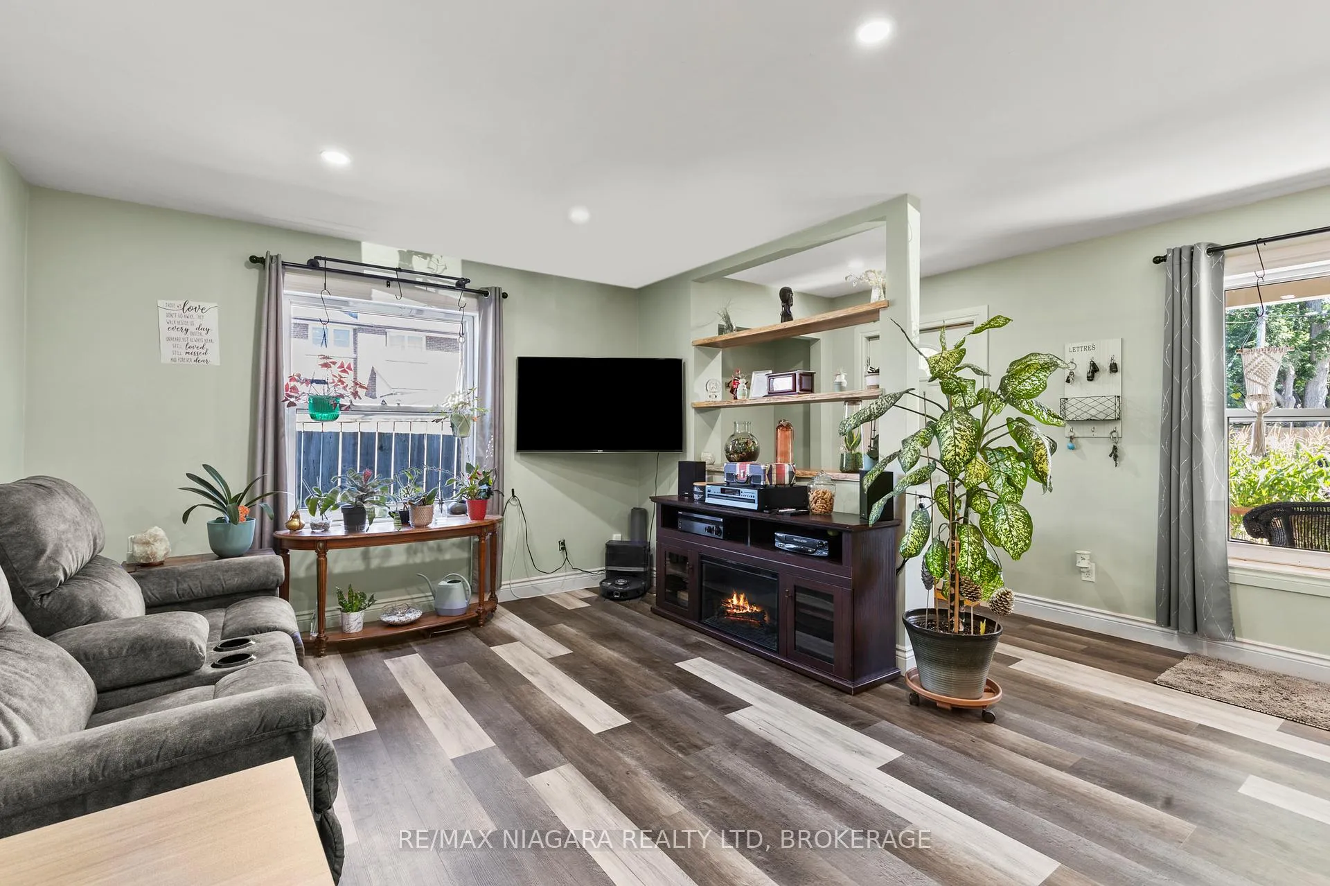 Photo 8 of 196 Martin Street, Welland, Broadway — HOMEH