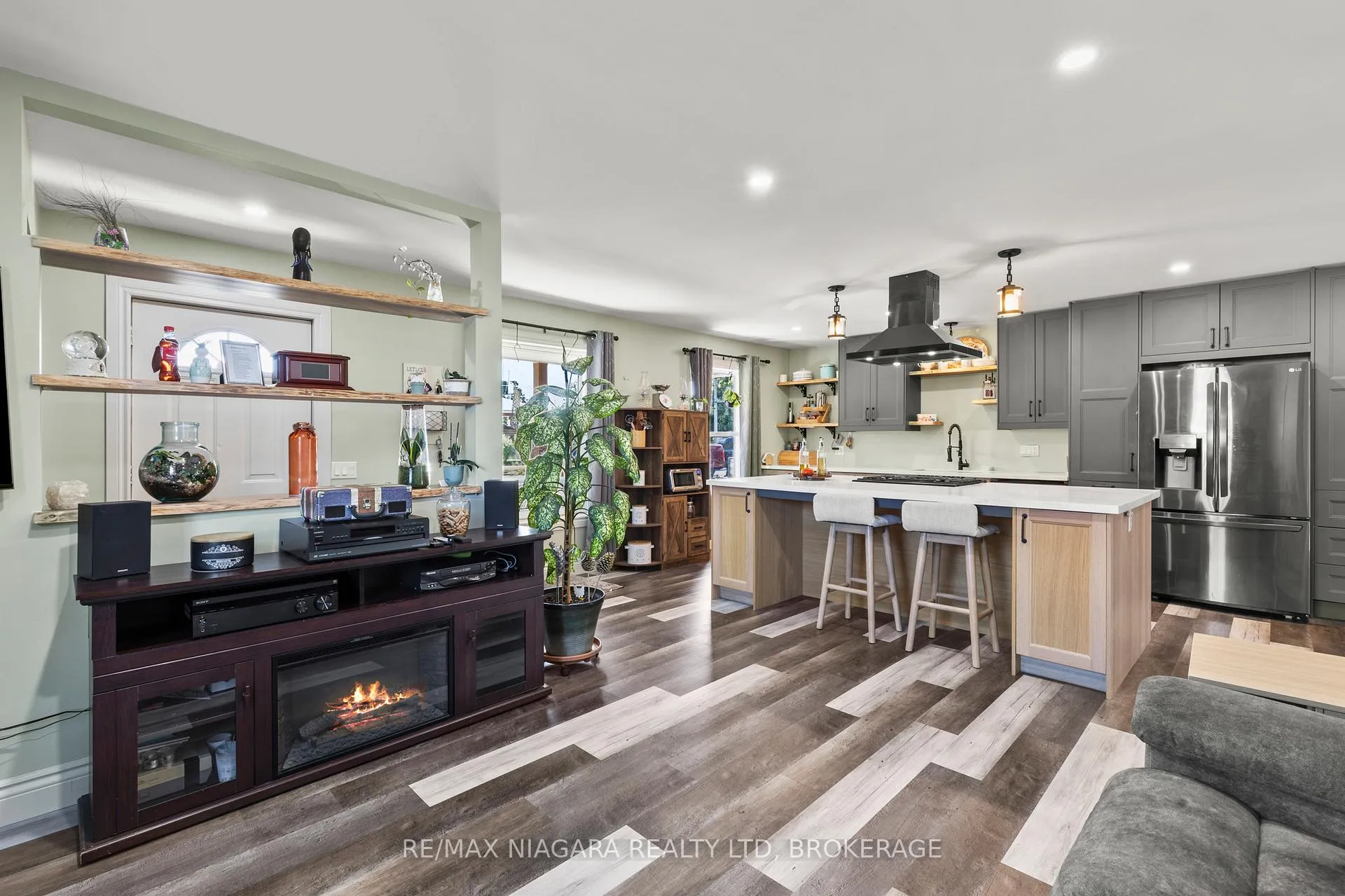 Photo 9 of 196 Martin Street, Welland, Broadway — HOMEH