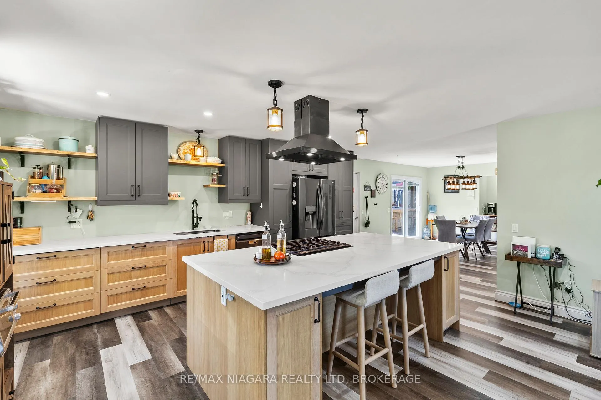Photo 10 of 196 Martin Street, Welland, Broadway — HOMEH