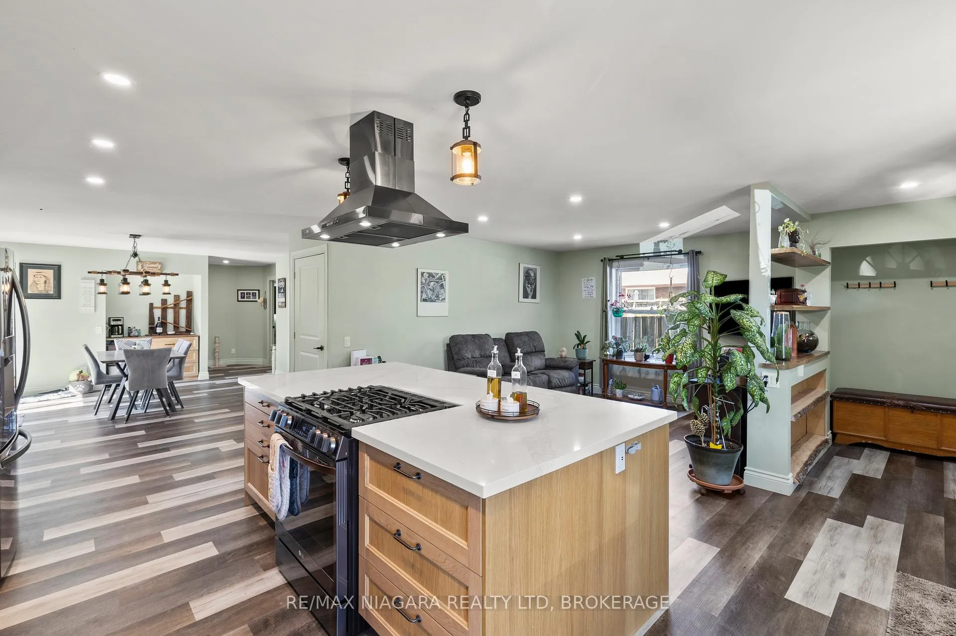 Photo 13 of 196 Martin Street, Welland, Broadway — HOMEH