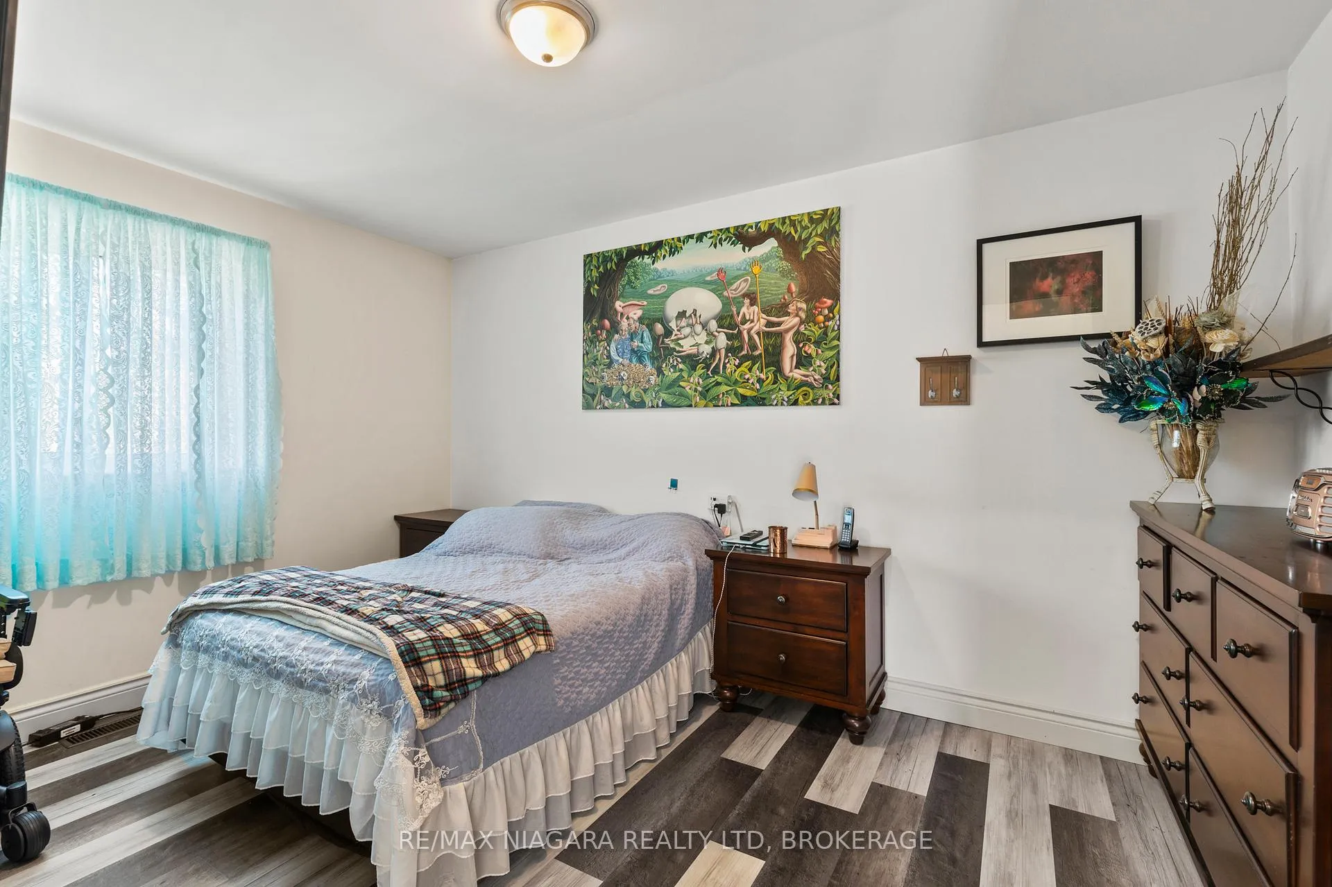 Photo 16 of 196 Martin Street, Welland, Broadway — HOMEH