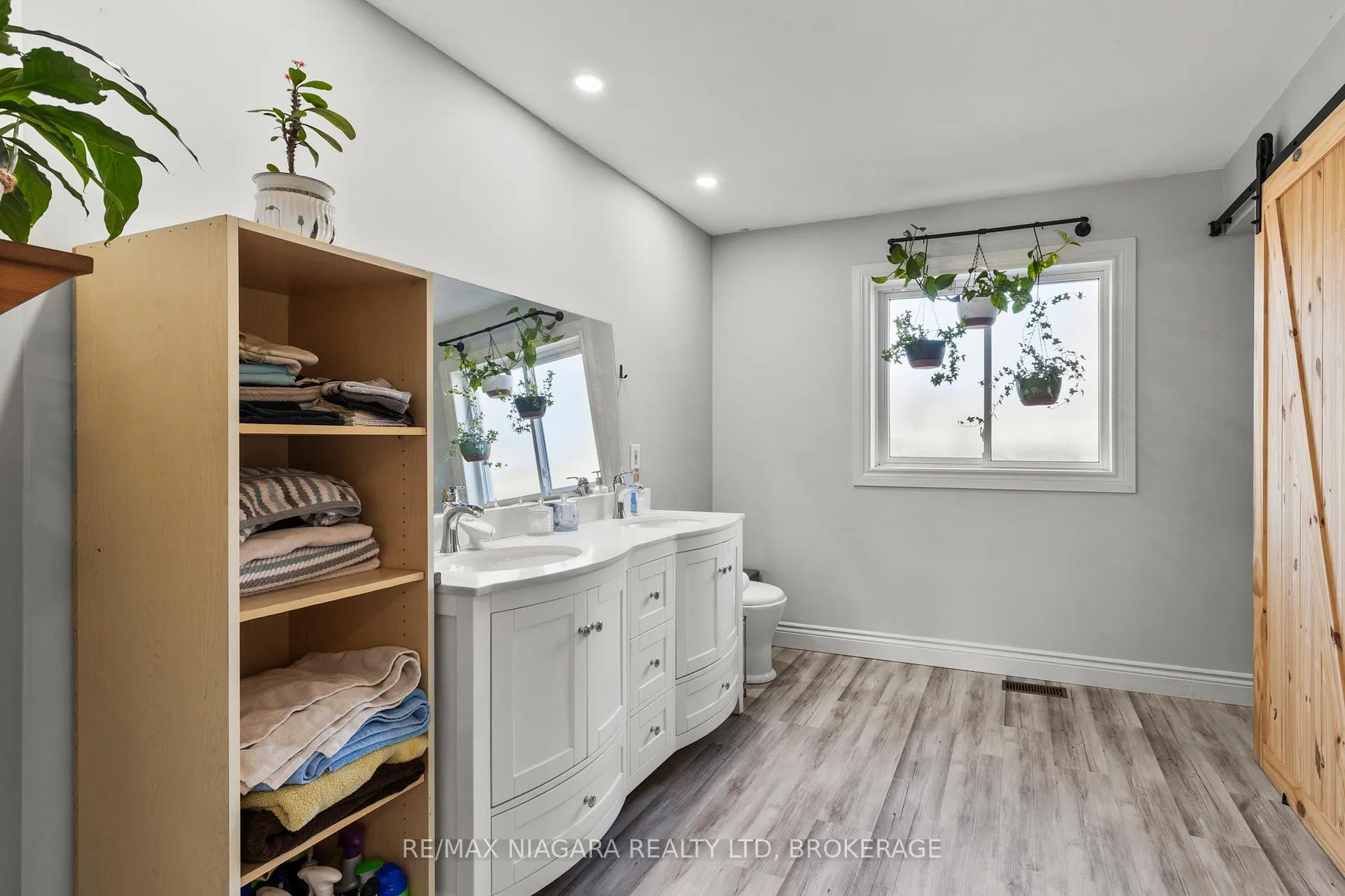 Photo 18 of 196 Martin Street, Welland, Broadway — HOMEH